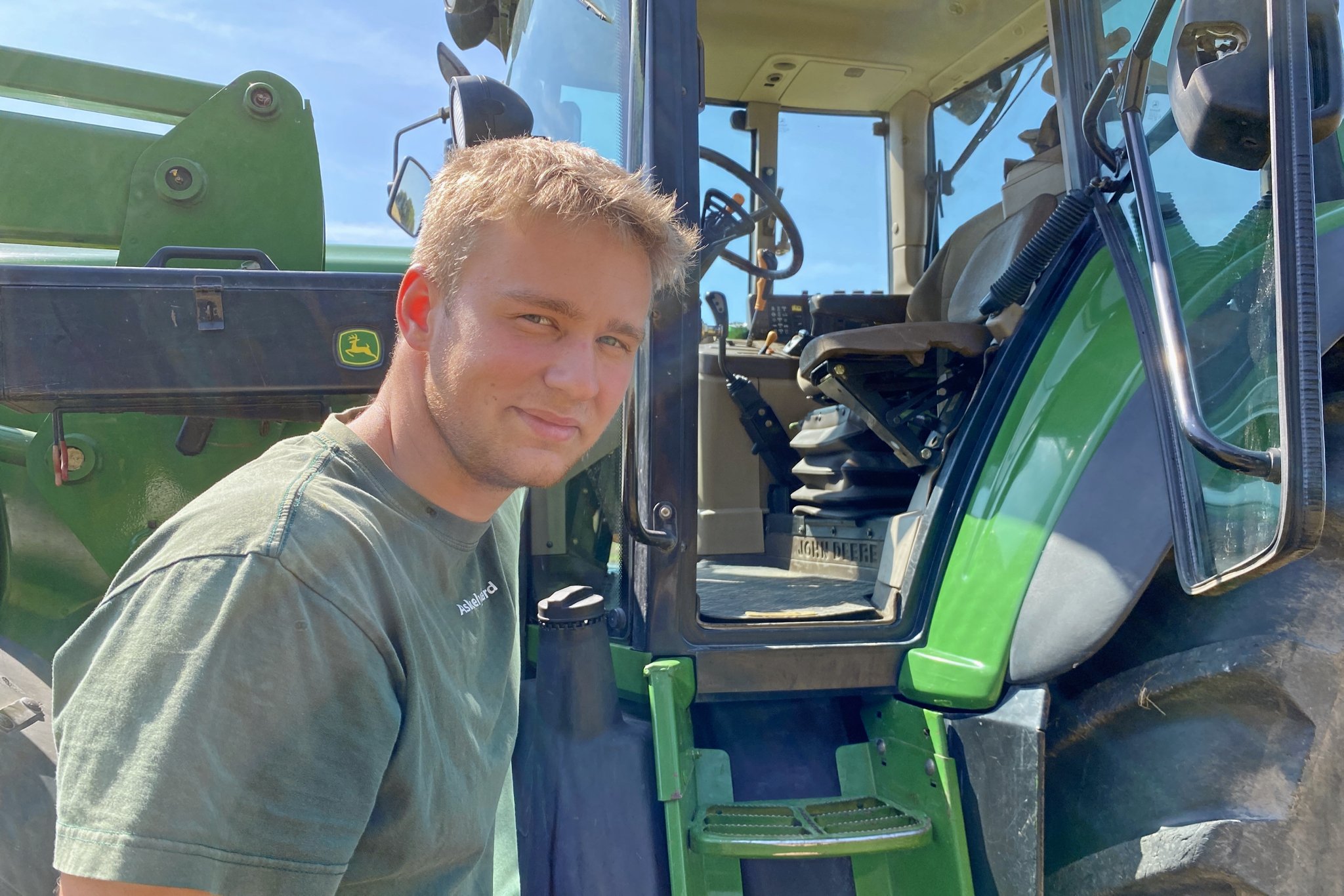 Jacob Vinther fandt en dement kvinde gående midt på vejen og kørte hende til Plejecenter Trekroner i sin traktor.