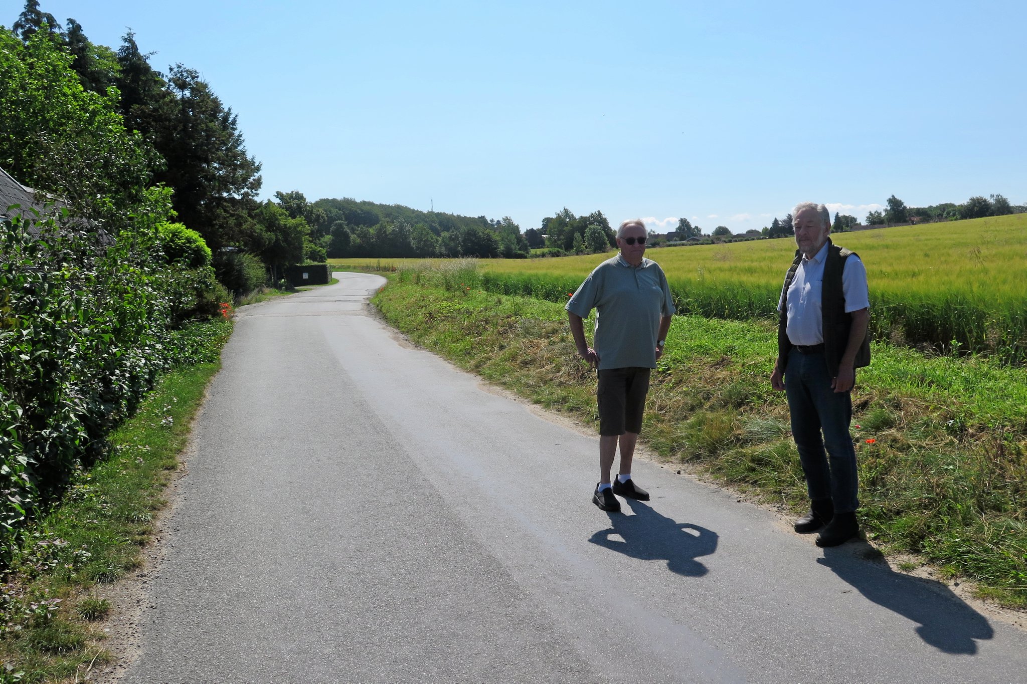 Niels Peter Stilling og Henrik Jensen er bekymrede for Græsbjerg, hvis en stor byudvidelse på marken bag dem bliver gennemført.