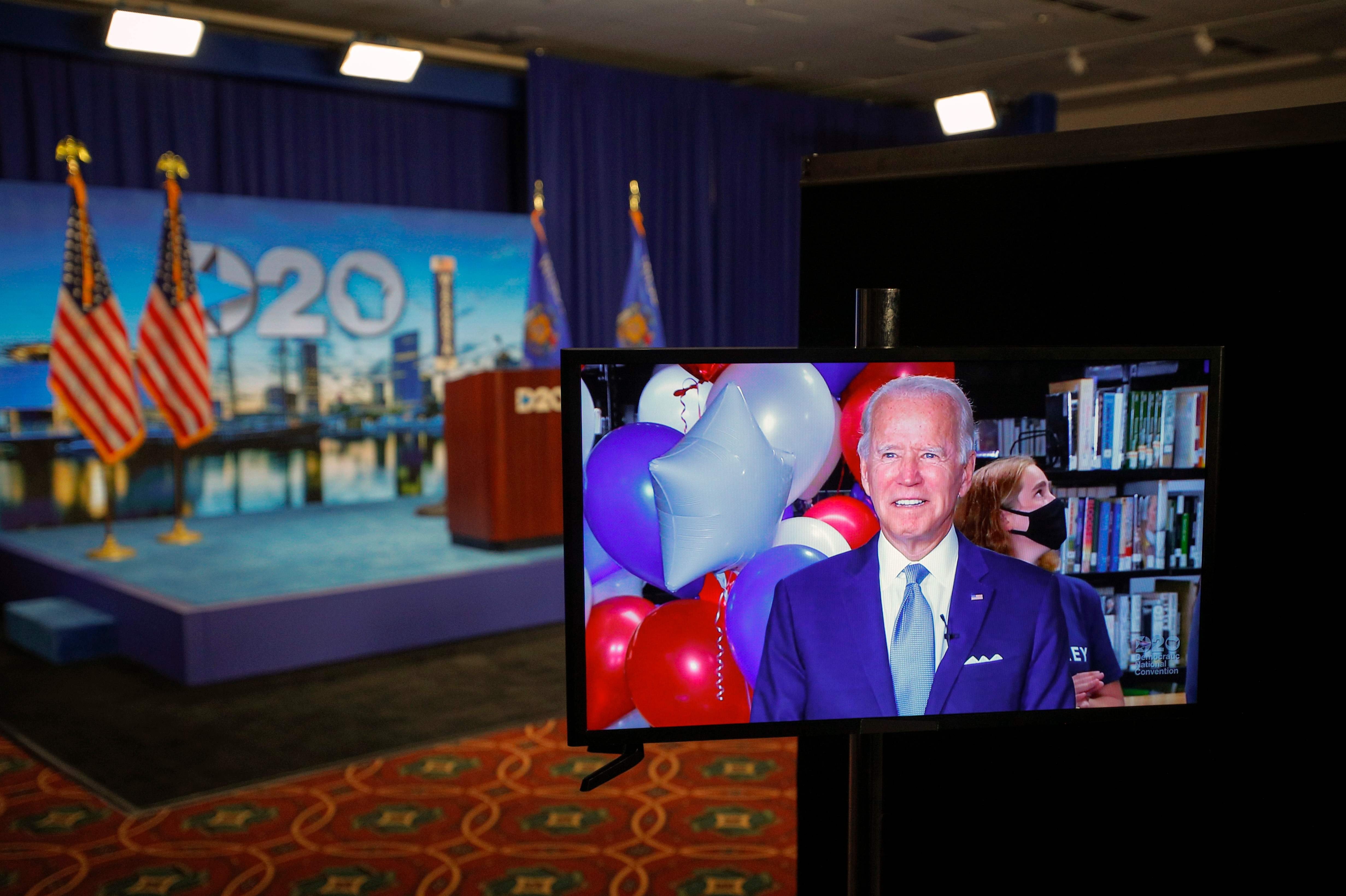 Joe Biden var med online fra Delaware, da han ved Demokraternes partikonvent i 2020 blev valgt som partiets kandidat til præsidentposten. Det foregik virtuelt på grund af coronapandemien. I år finder konventet sted i Chicago 19. til 22. august. Men Joe Biden har søndag meddelt, at han ikke længere er kandidat, så Demokraterne har en måned til at enes om en ny.