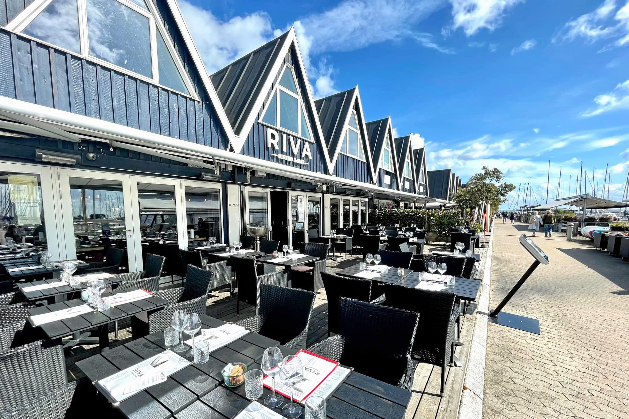 Riva Bistro & Bar måtte søndag aften have fat i politiet.