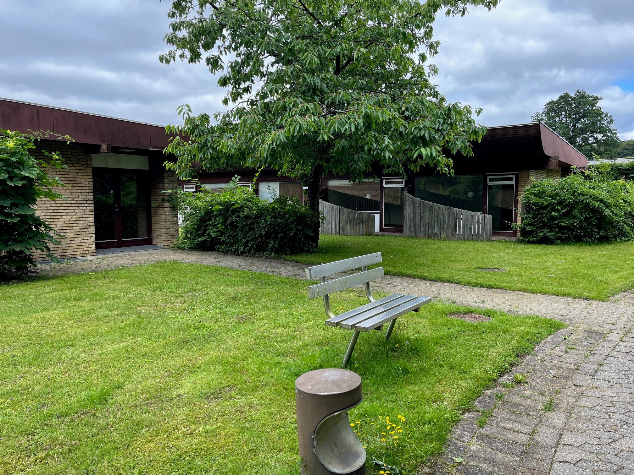 Poppelgården, der er tegnet af Birger Schmidt, der arbejdede tæt sammen med stjernearkitekten Jørn Utzon, skal ikke bare rives ned, lyder det fra formand for borgerforening.
