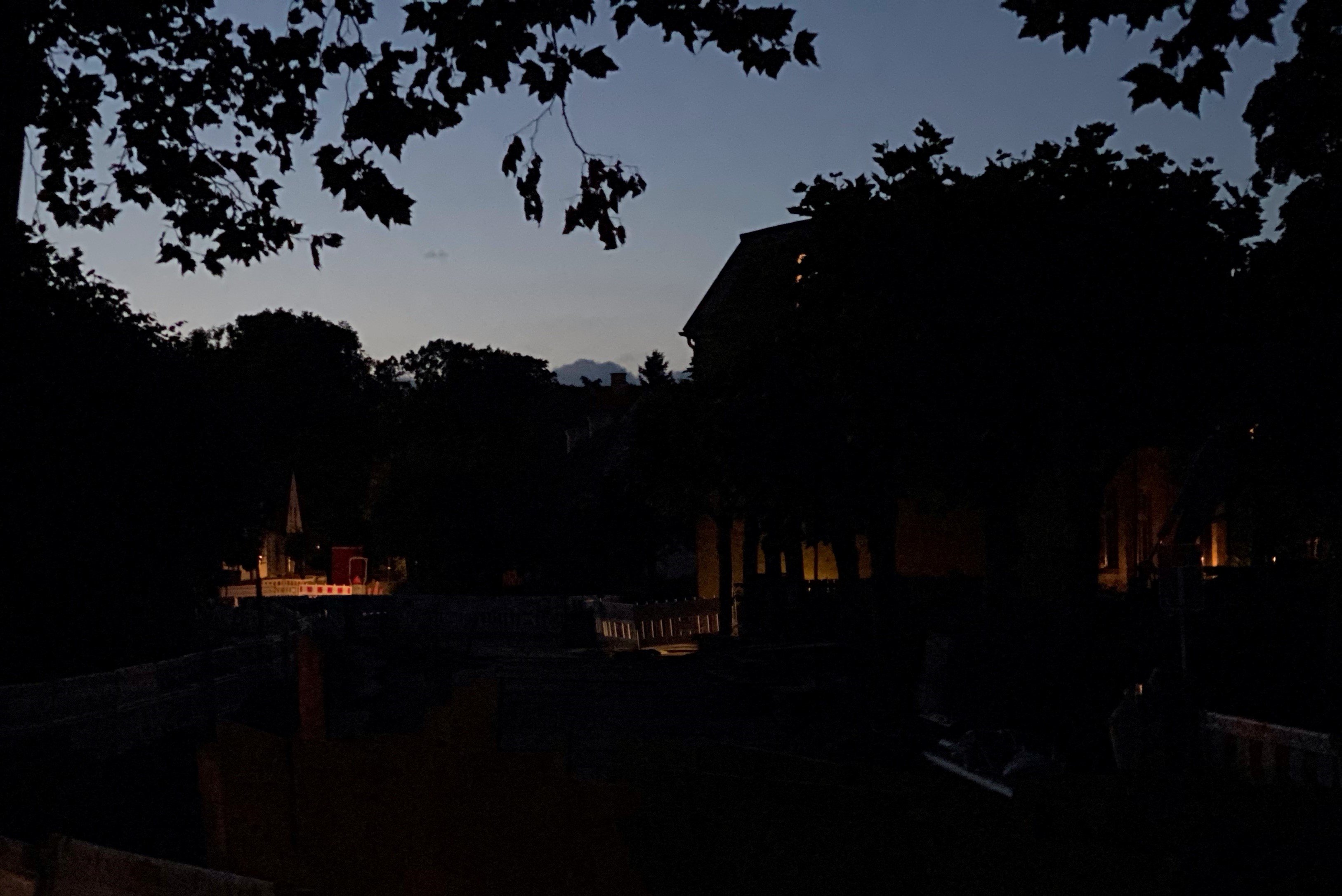 Det er en hel bydel, der i to måneder har været næsten total mørklagt.