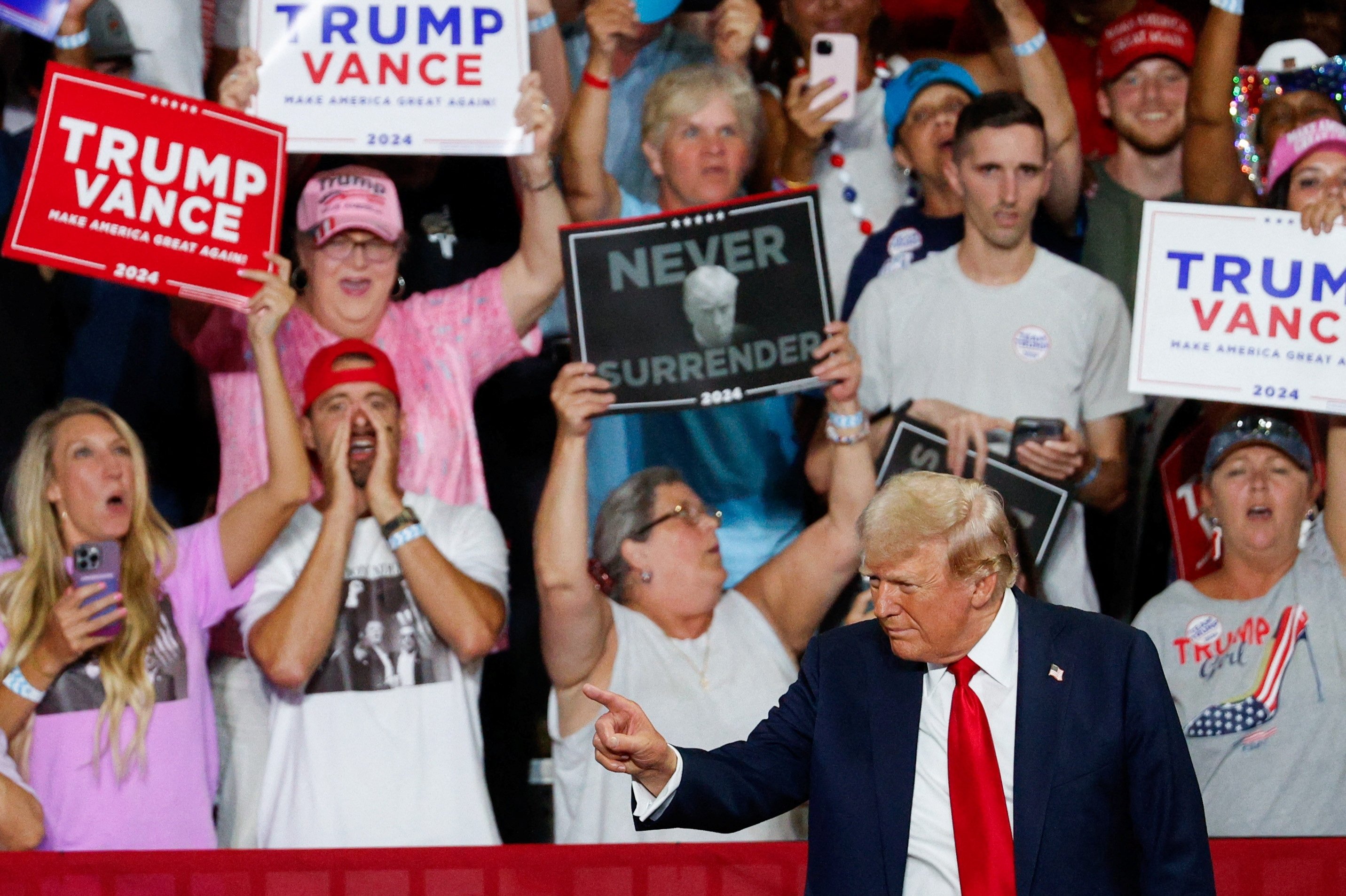 Donald Trump sendte angreb efter angreb afsted mod Demokraternes forventelige præsidentkandidat, Kamala Harris, da han talte til sine vælgere i Charlotte i North Carolina onsdag.