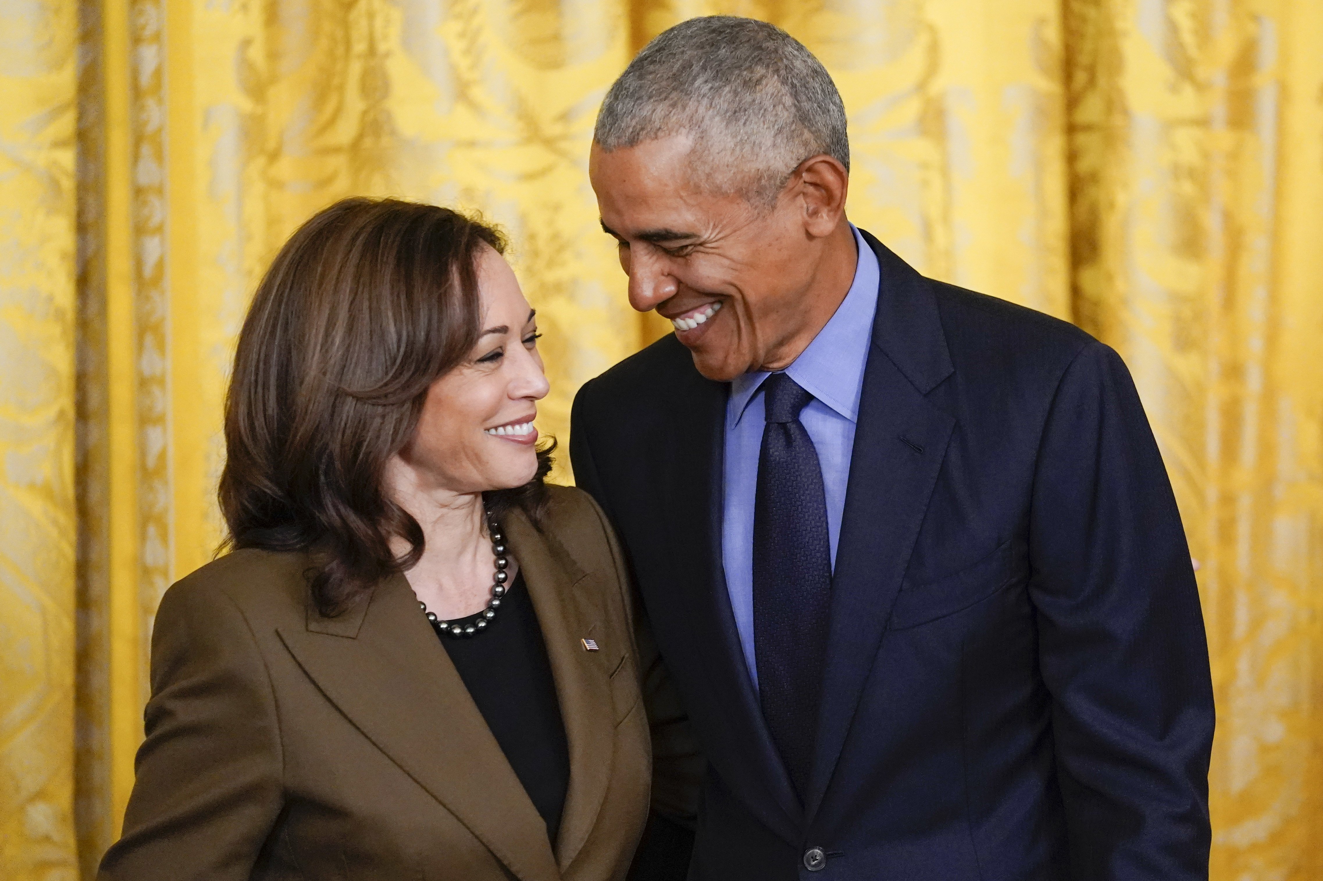 Den tidligere amerikanske præsident Barack Obama ses her med den nuværende amerikanske vicepræsident, Kamala Harris, under en pressebegivenhed om sundhedsloven Affordable Care Act, som også er kendt under navnet Obamacare, i april 2022.