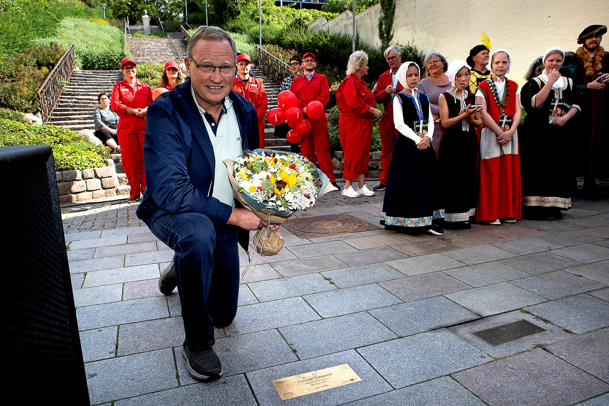 Tom Christensen fra Dyrehøj Vingaard blev under byfestens åbning i Kalundborg afsløret som den tredje kalundborgenser på byens Walk on Fames.