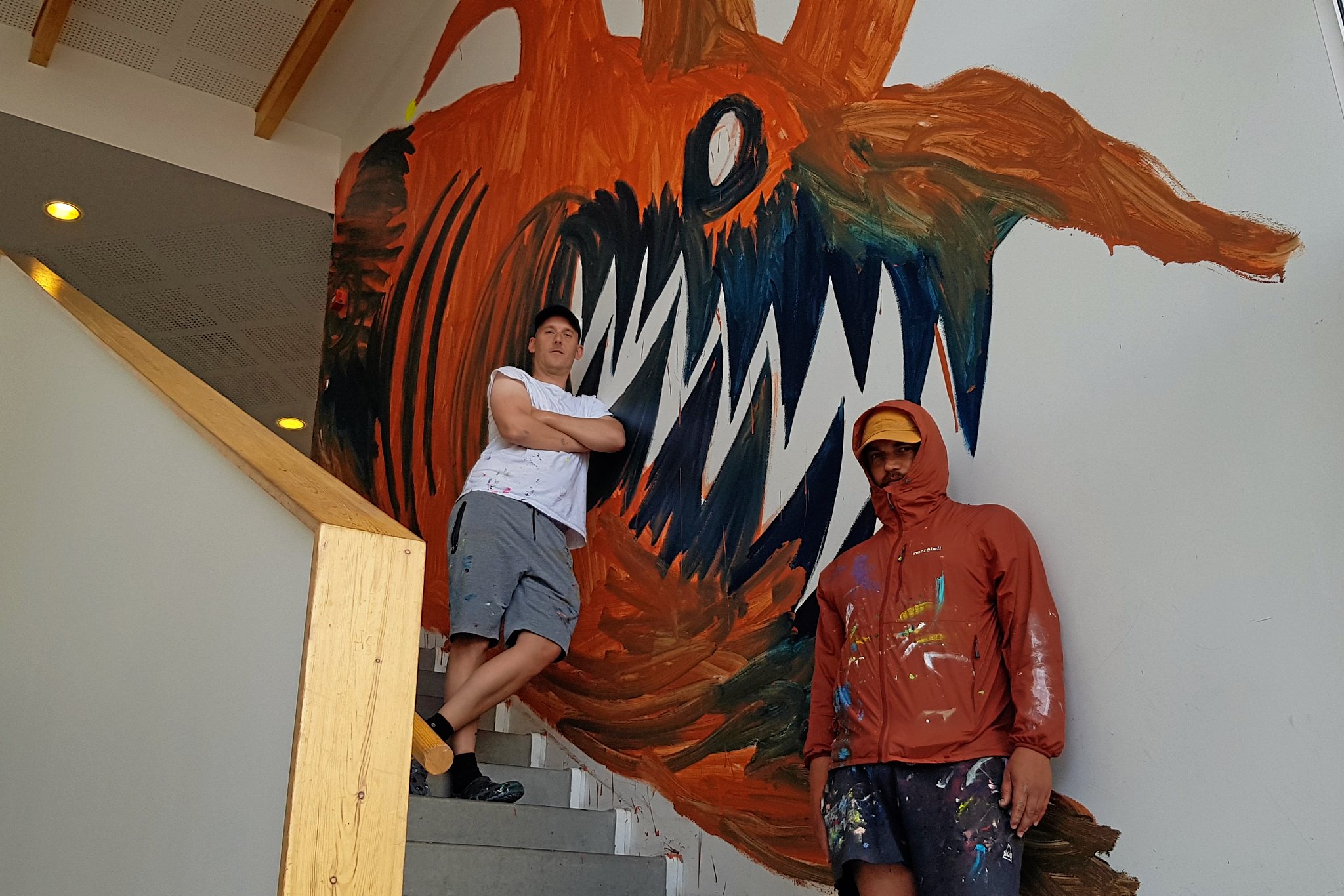 Et kæmpestort monster-gab byder velkommen til Frederik Næblerød og Casper Aguilas installation.