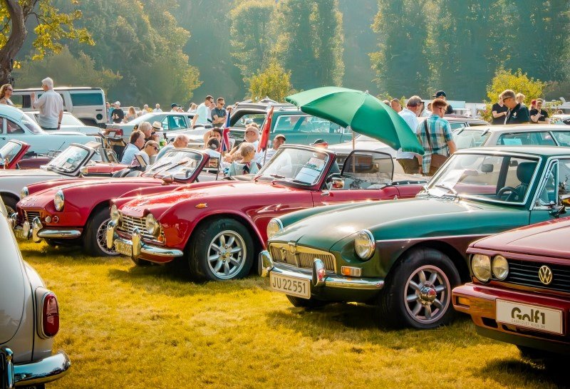 I 2023 fyldte de mange klassiske biler køkkenhaven ved Sorgenfri Slot og søndag den 11. august gentages eventen.