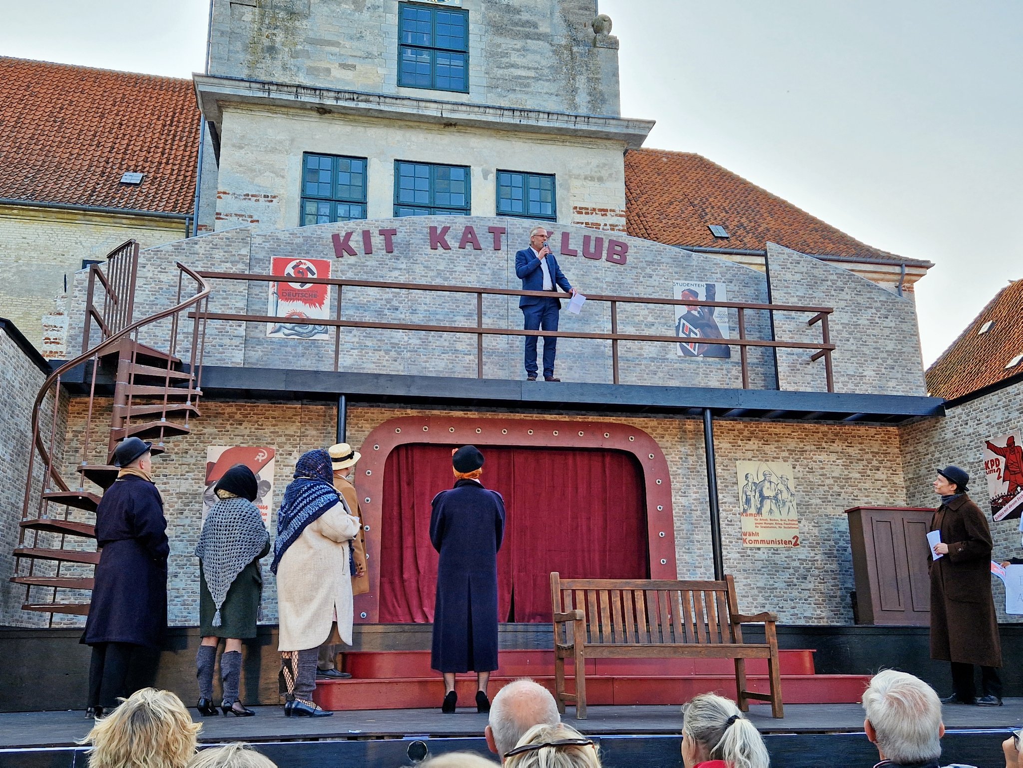 Borgmester Henning Urban Dam bød alle premieregæster velkommen til Stevns Sommerspils friluftsforestillingen Cabaret i slutningen af juli - nu er Stevns Sommerspil under konkursbehandling..