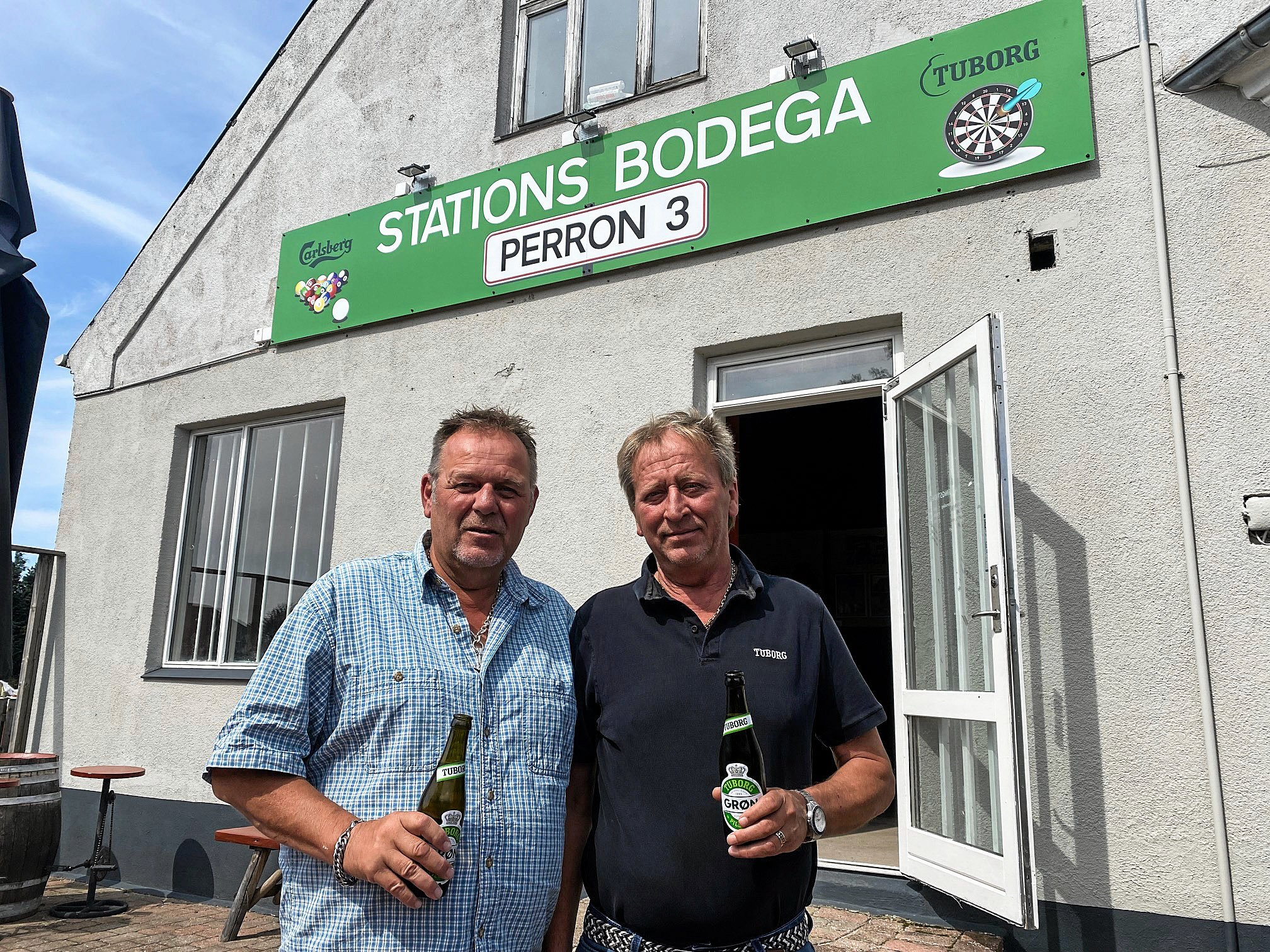 Jørgen Pedersen (til venstre) og Per Ulrich har reddet den nostalgiske Ølstykke-pub fra en lukning. Nu er de klar til at sørge for den klassiske bodega-stemning.