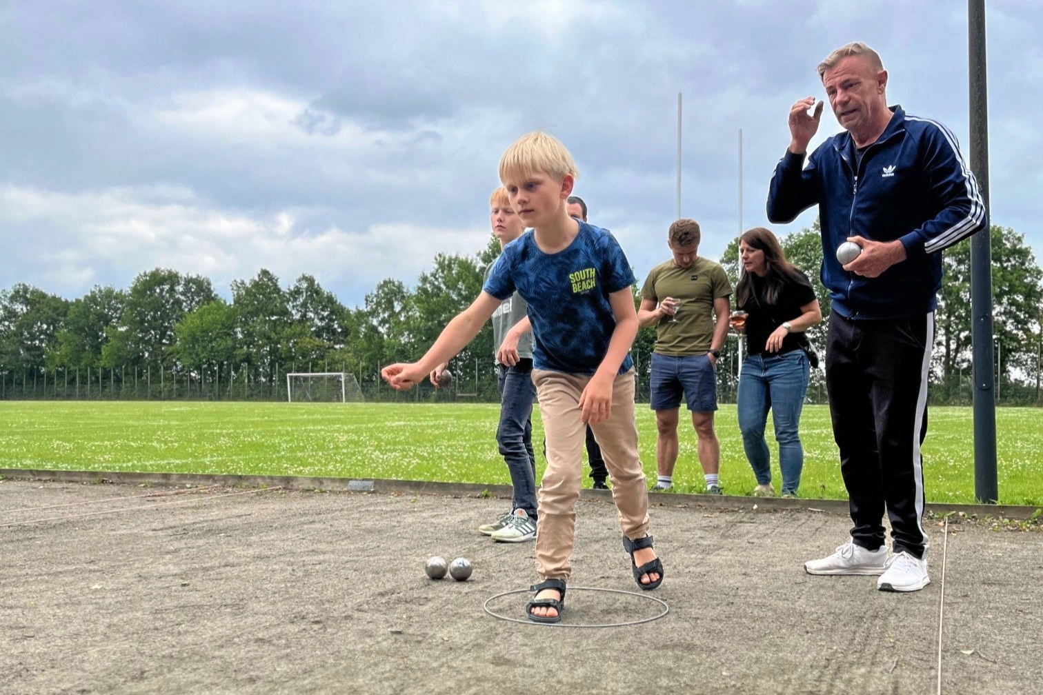 Vor Frue IF har fået nye petanquebaner, der blev indviet i forbindelse med et arrangement, hvor over 100 var samlet til sankthansaften. - Vor Frue IF Vor Frue IF har fået nye petanquebaner, der blev indviet i forbindelse med et arrangement, hvor over 100 var samlet til sankthansaften.