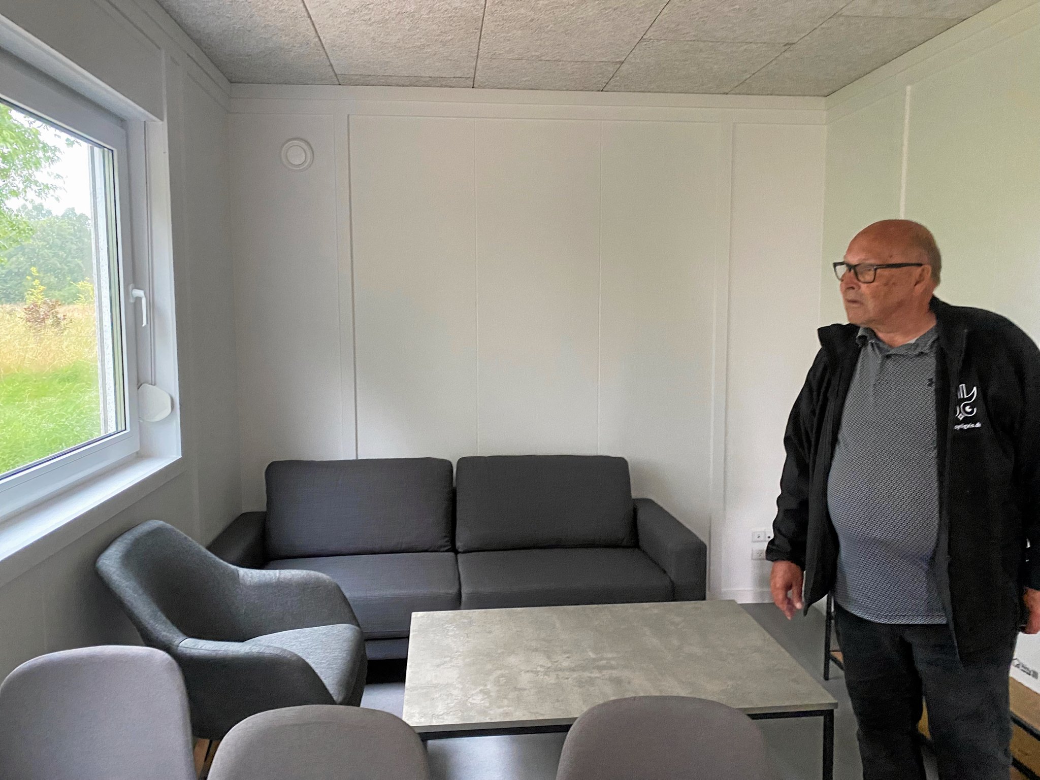 - Det er tydeligt, at udgifterne er fordelt, så DAB-Lejerbo ikke skal betale, men det skal lejerne i Smedeparken, skriver Jan Ekstrøm, der her ses under genhusningen som følge af asbestrenoveringen.