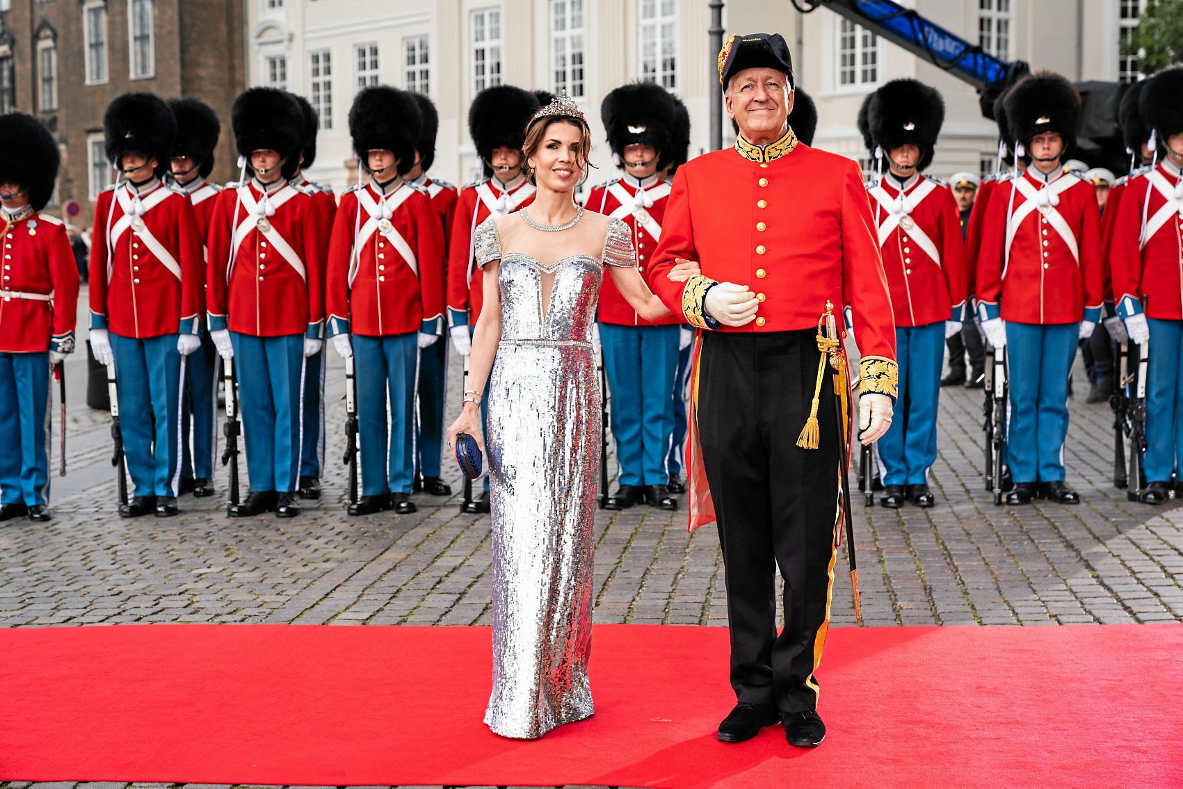 Kammerherre, hofjægermester, baron Otto Reedtz-Thott og kammerherreinde, baronesse Helle Reedtz-Thott ved ankomsten til Det Kongelige Teater før festforestillingen under fejringen af dronning Margrethes 50-års regeringsjubilæum i 2022.