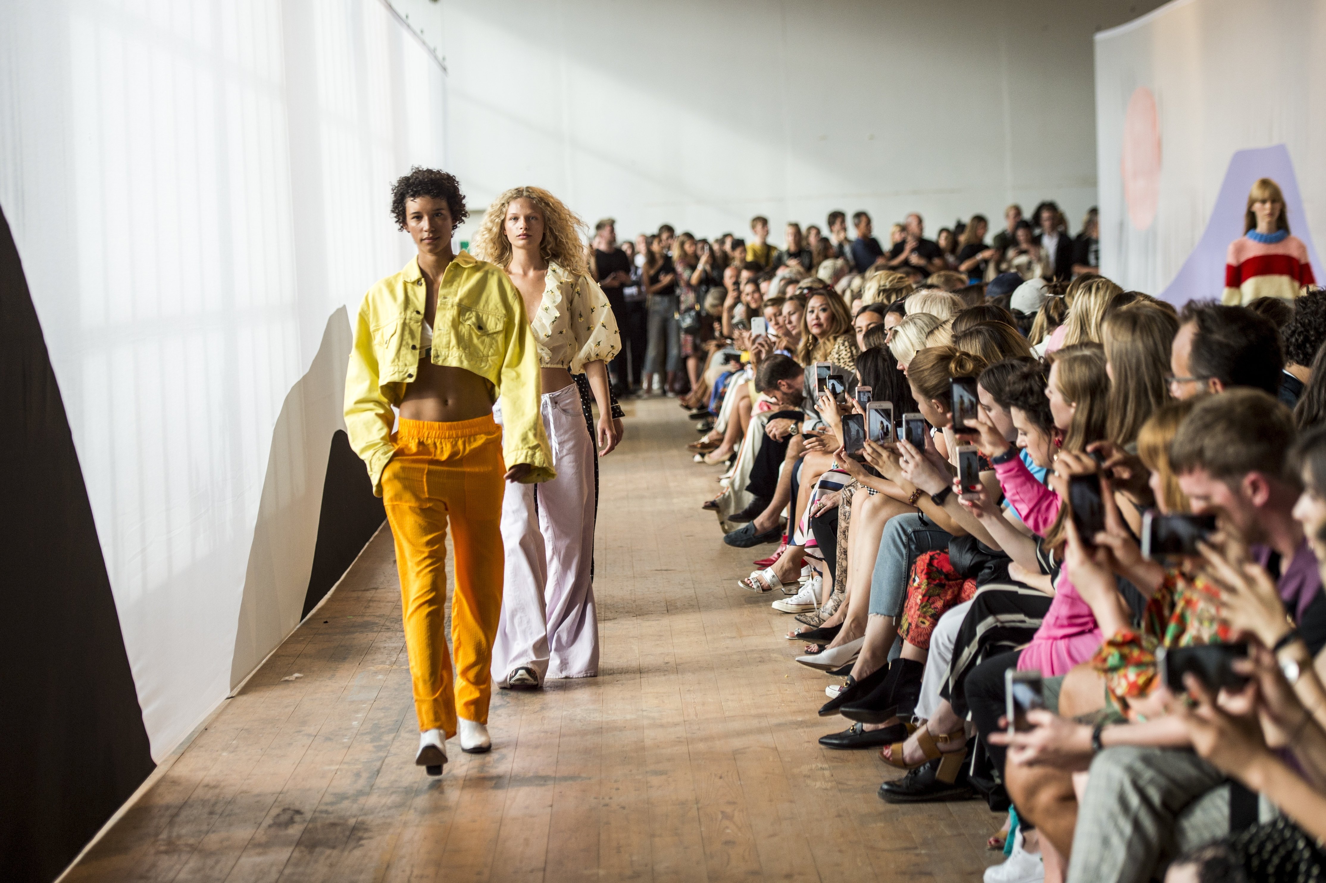 Ganni mener, at Steve Madden har krænket Gannis rettigheder til designet af en sko med navnet "Buckle Ballerina". På billedet ses Gannis modeshow ved Copenhagen Fashion Week i 2017. (Arkivfoto).