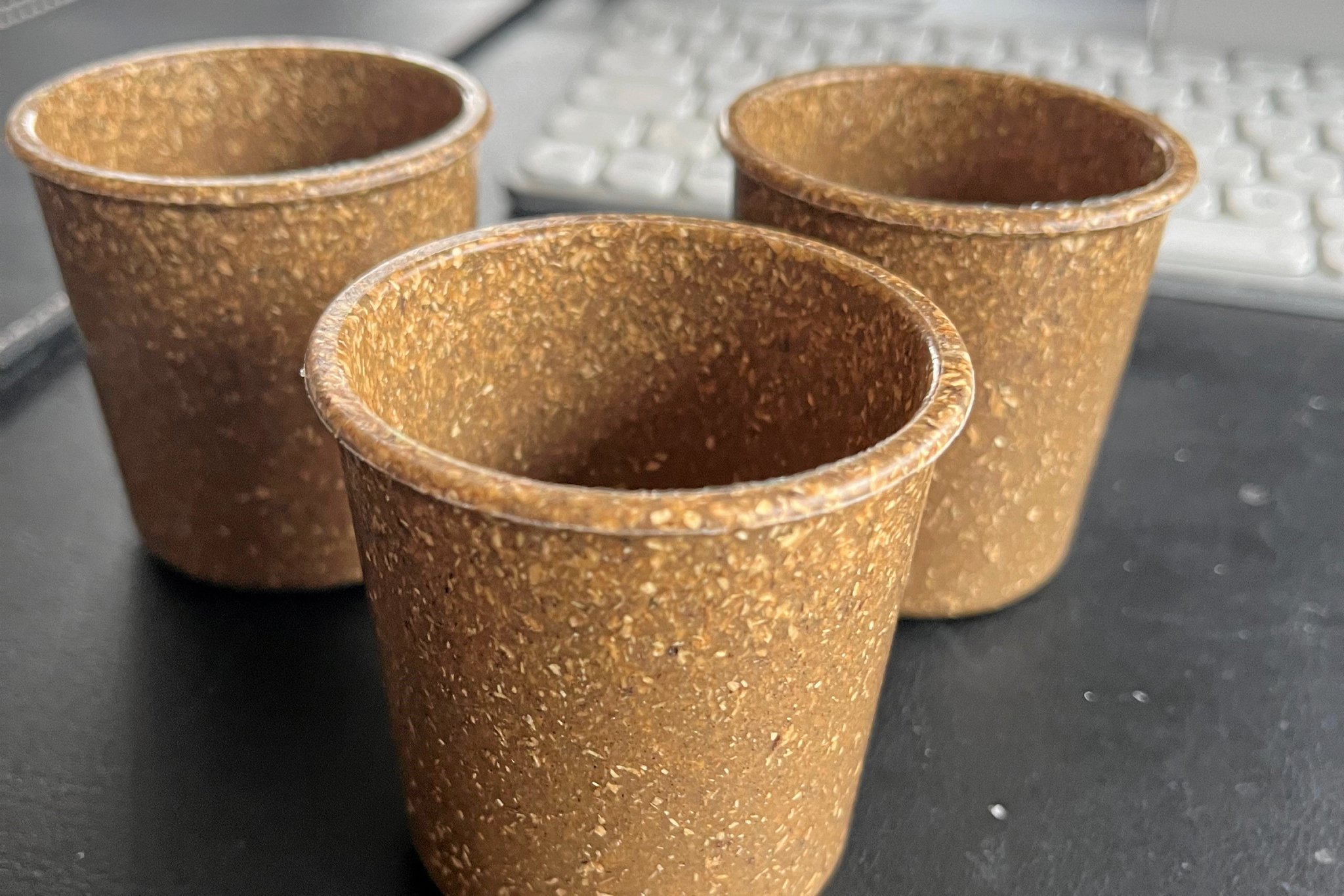 De har været længe undervejs, men nu er kopperne fremstillet af hampefibre klar til at komme ud i verden.