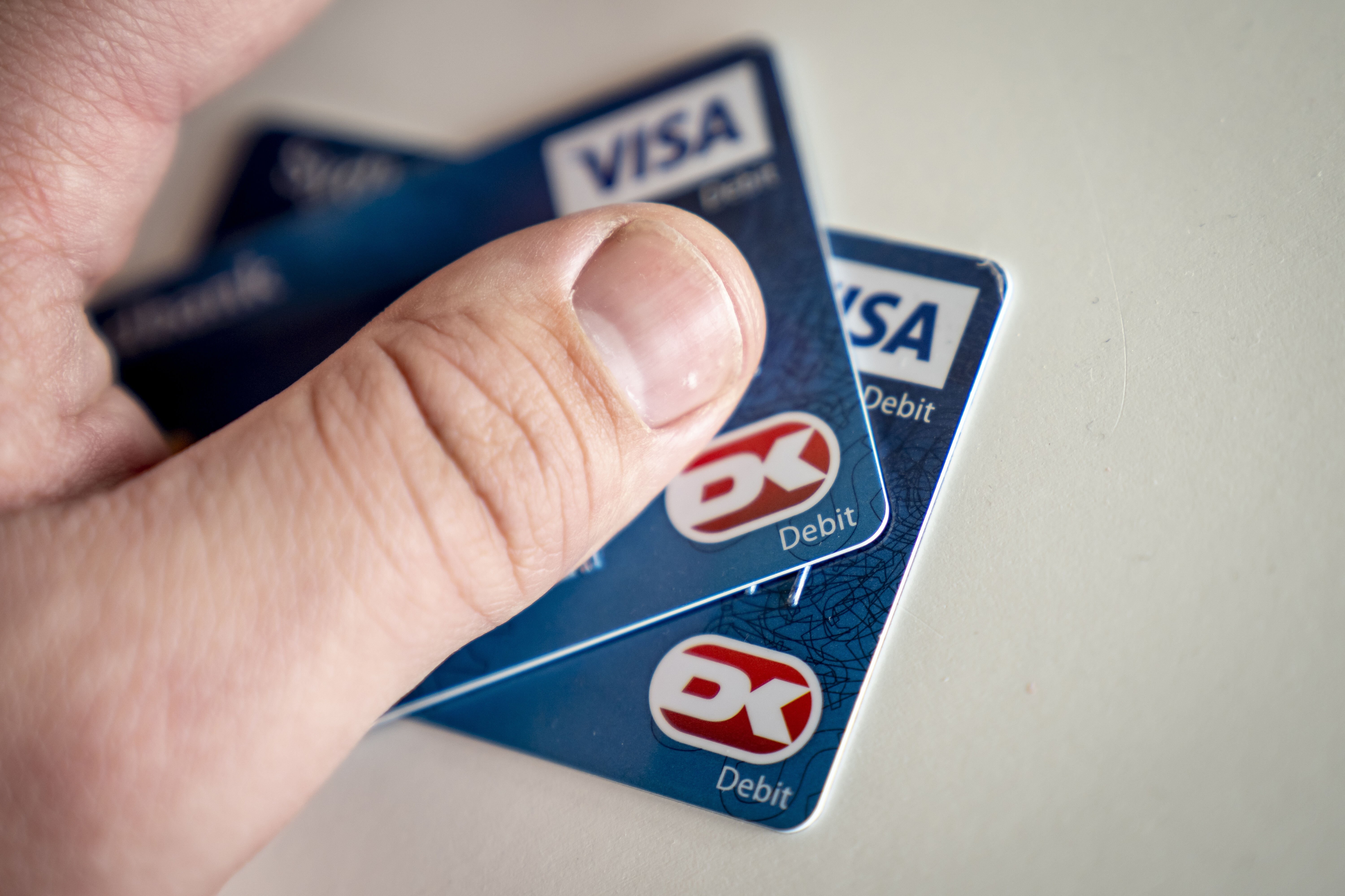 To ældre borgere fra Rønnede fik tirsdag franarret deres betalingskort af personer, der udgav sig for at være fra banken.