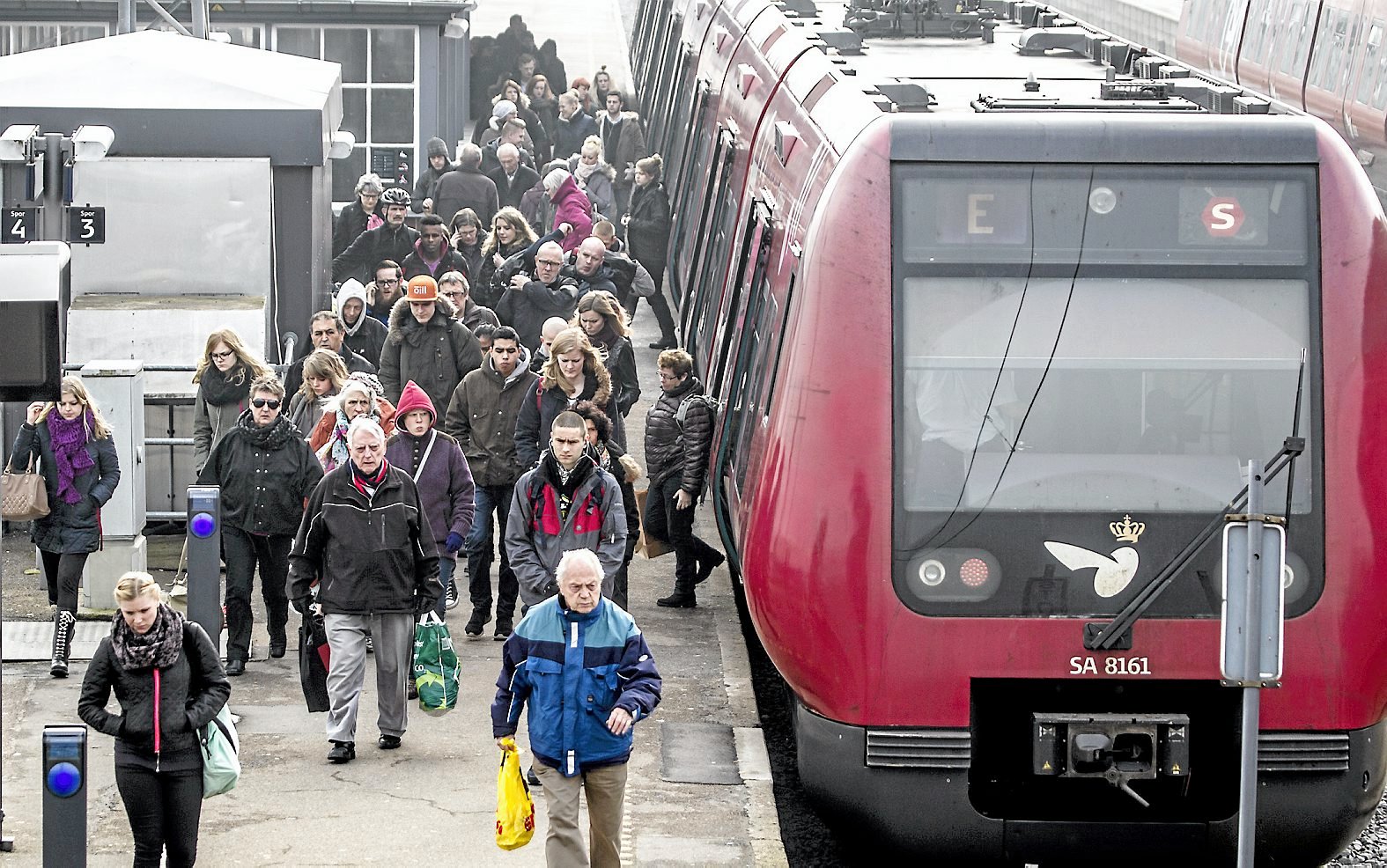 Hvorfor har der været så begrænset information om planerne, og hvorfor der ikke har været involvering af Hillerøds borgere?, spørger skribenten.