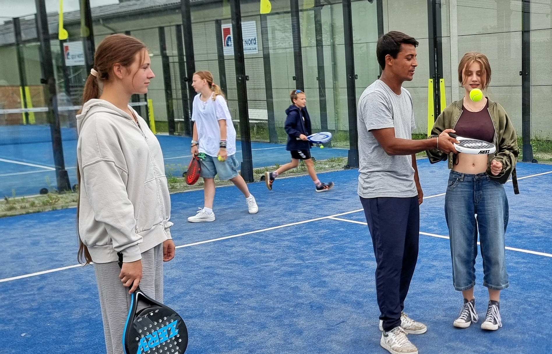Deltagerne prøvede også kræfter med padel. - DGI Nordsjælland Deltagerne prøvede også kræfter med padel.
