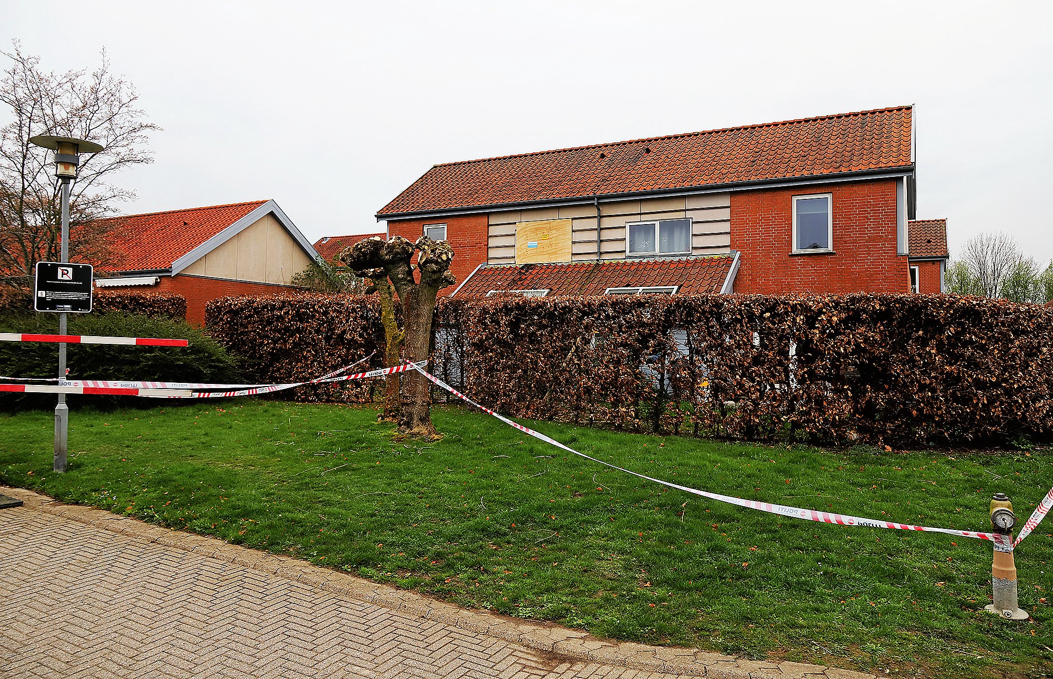 En voldsom eksplosionsbrand fandt sted i et rækkehus i Helsinge den 11. april. Fire børn, en mor og en forbipassende, der sprang til for at hjælpe, kom til skade under eksplosionen.