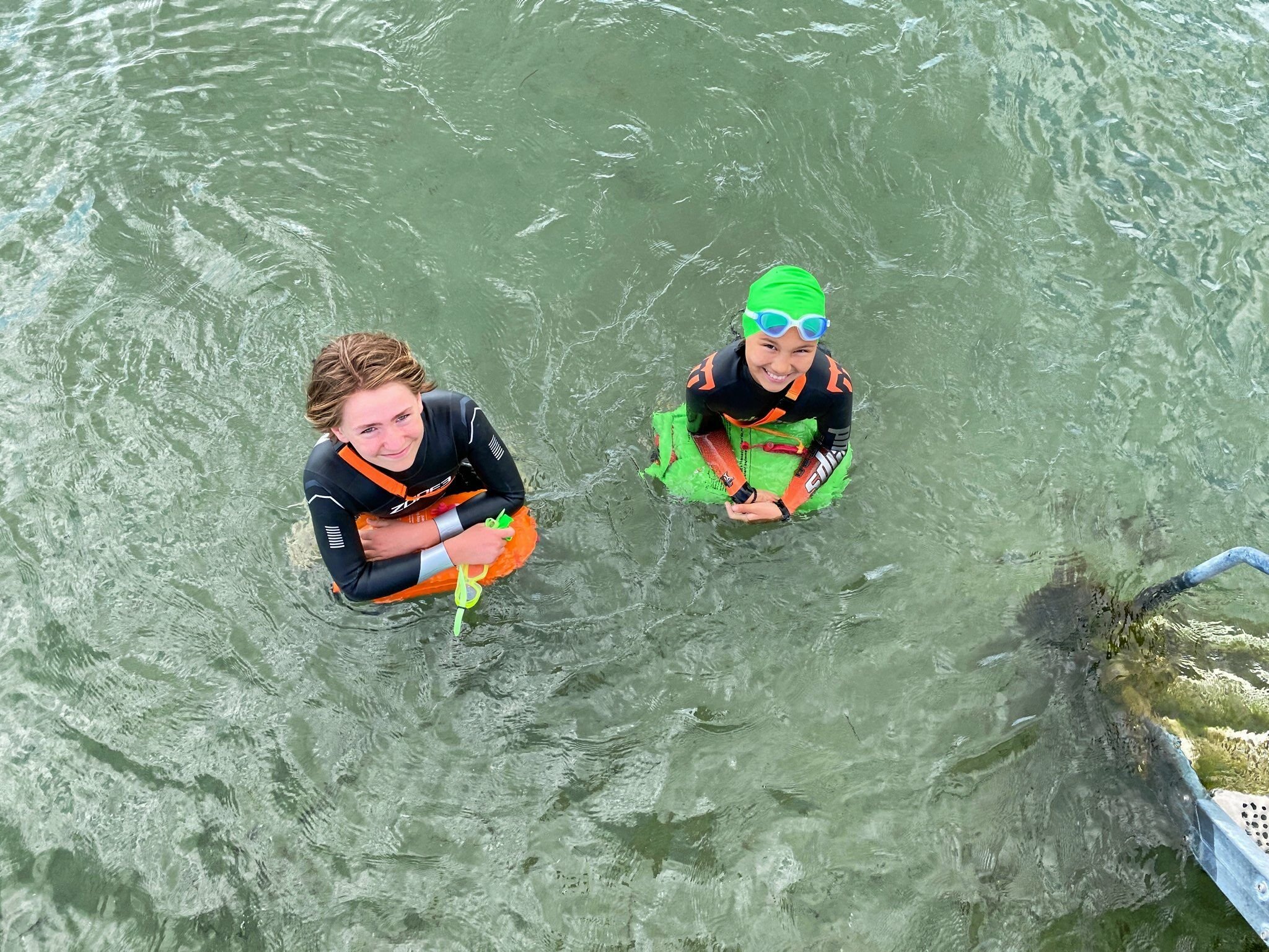 Isak på 12 år og Lilou på 11 år har nydt godt af svømmetræning i det åbne vand ved Rungsted Strand og med bedre badevandskvalitet, viser målinger.
