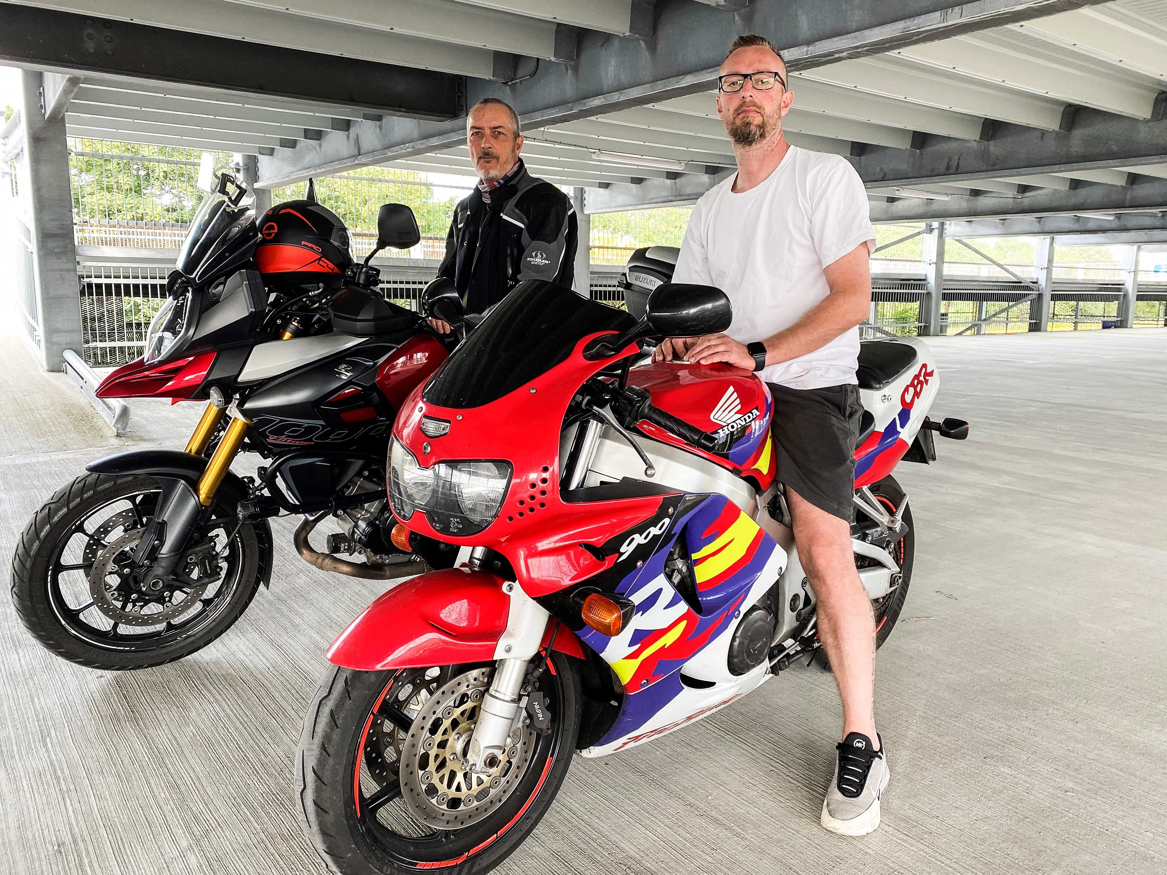 Kim Valbjørn (til venstre) og Martin har været udsat for to episoder, hvor flere gerningsmænd har forsøgt at stjæle deres motorcykler fra parkeringshuset bag Føtex i Egedal By. Episoderne får dem til at efterlyse mere tryghed i området.