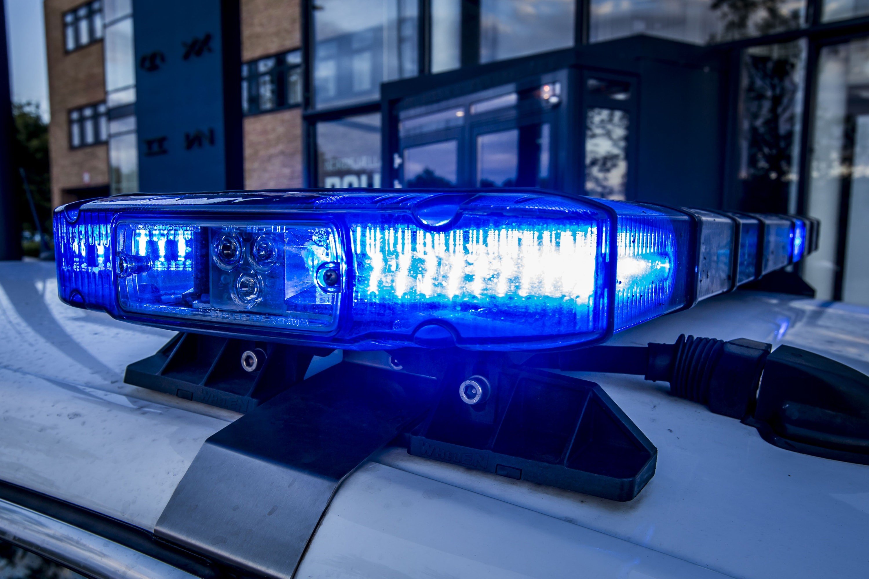 Politiet beder eventuelle vidner til at kontakte politiet, hvis man har set eller hørt noget.