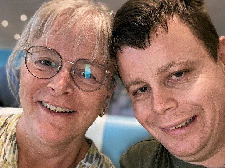 Marianne Schieck er rystet over, at sønnen Martin blev efterladt i en bus.