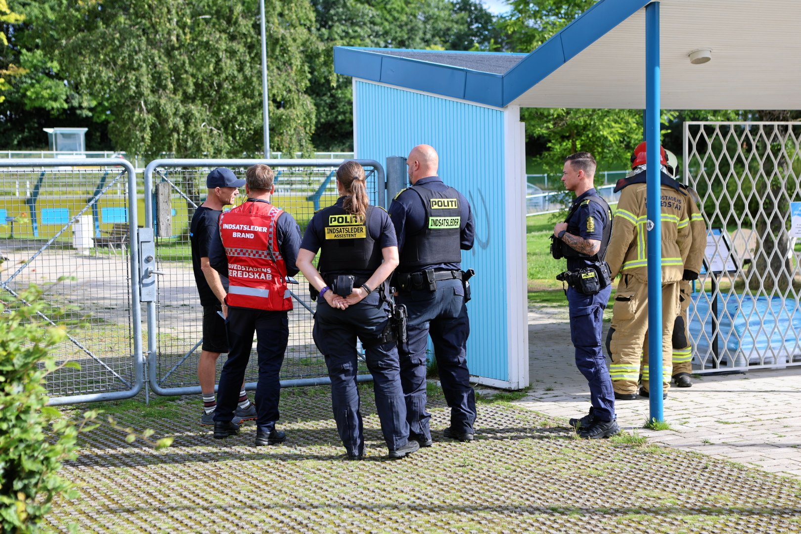 Politi og beredskab til stede ved Vestbad.