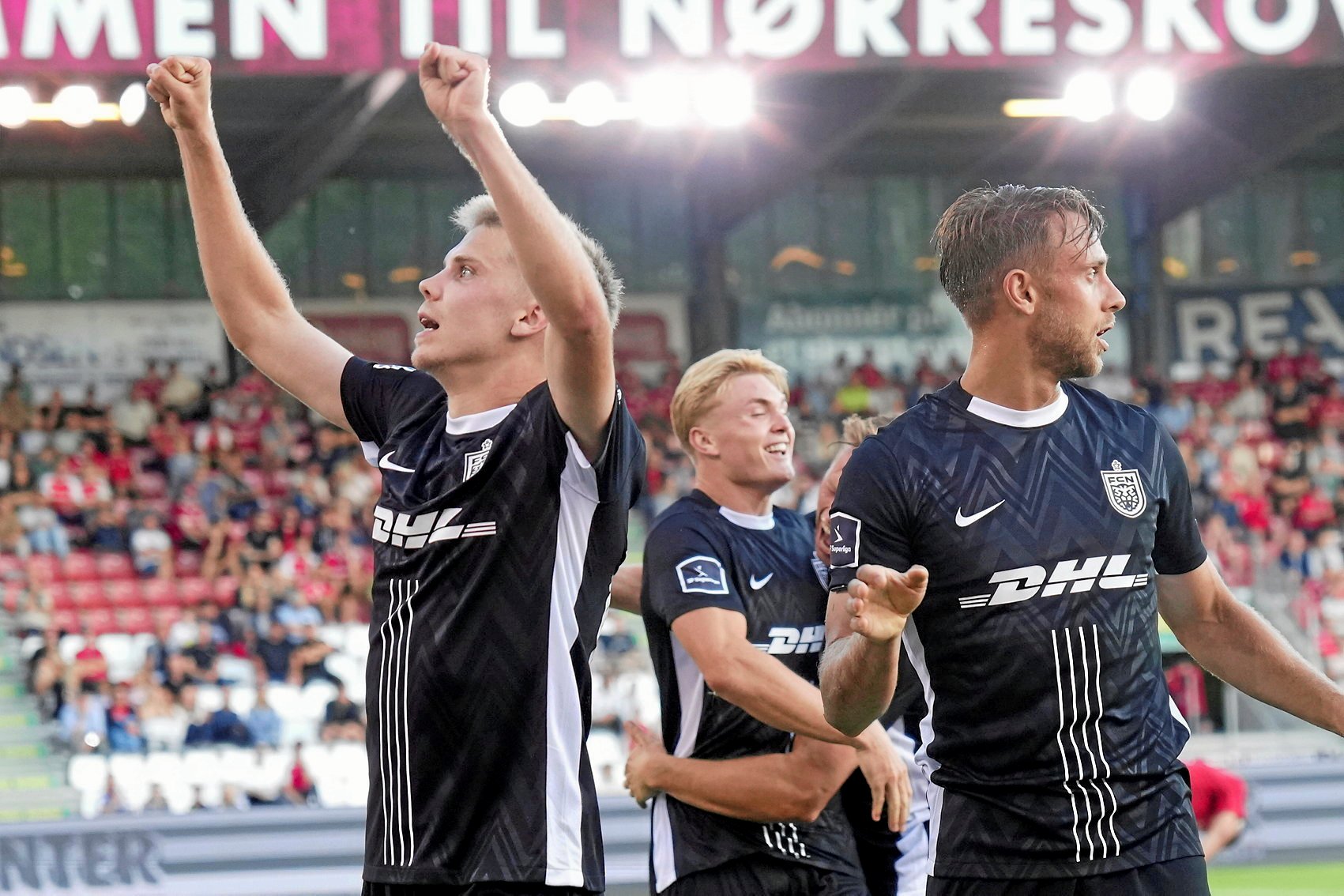 Oliver Antman jubler ud mod de medrejsende FCN-fans efter sin 1-0-scoring i Vejle.