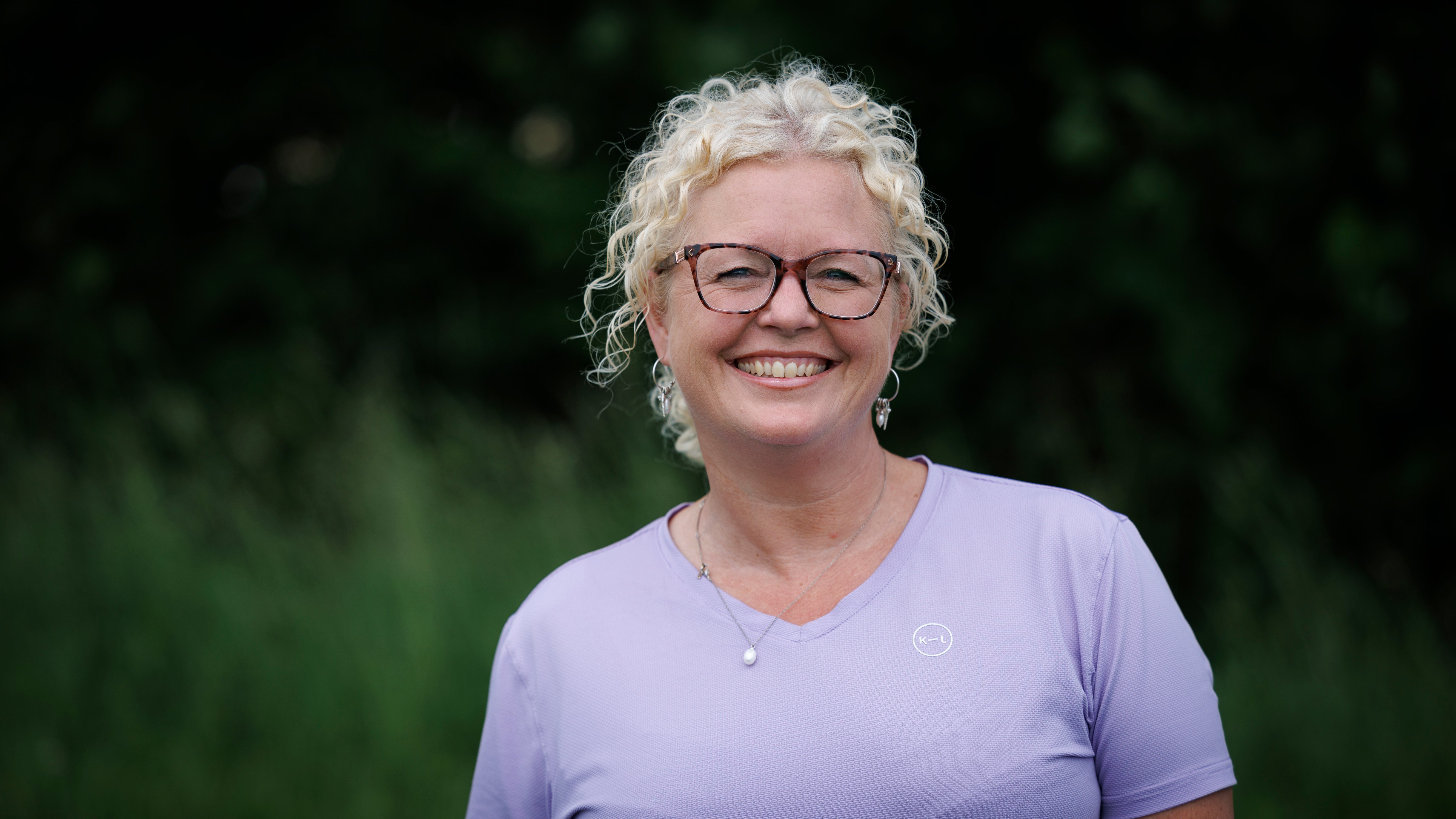 Helle går meget op i sit landsted og heste.