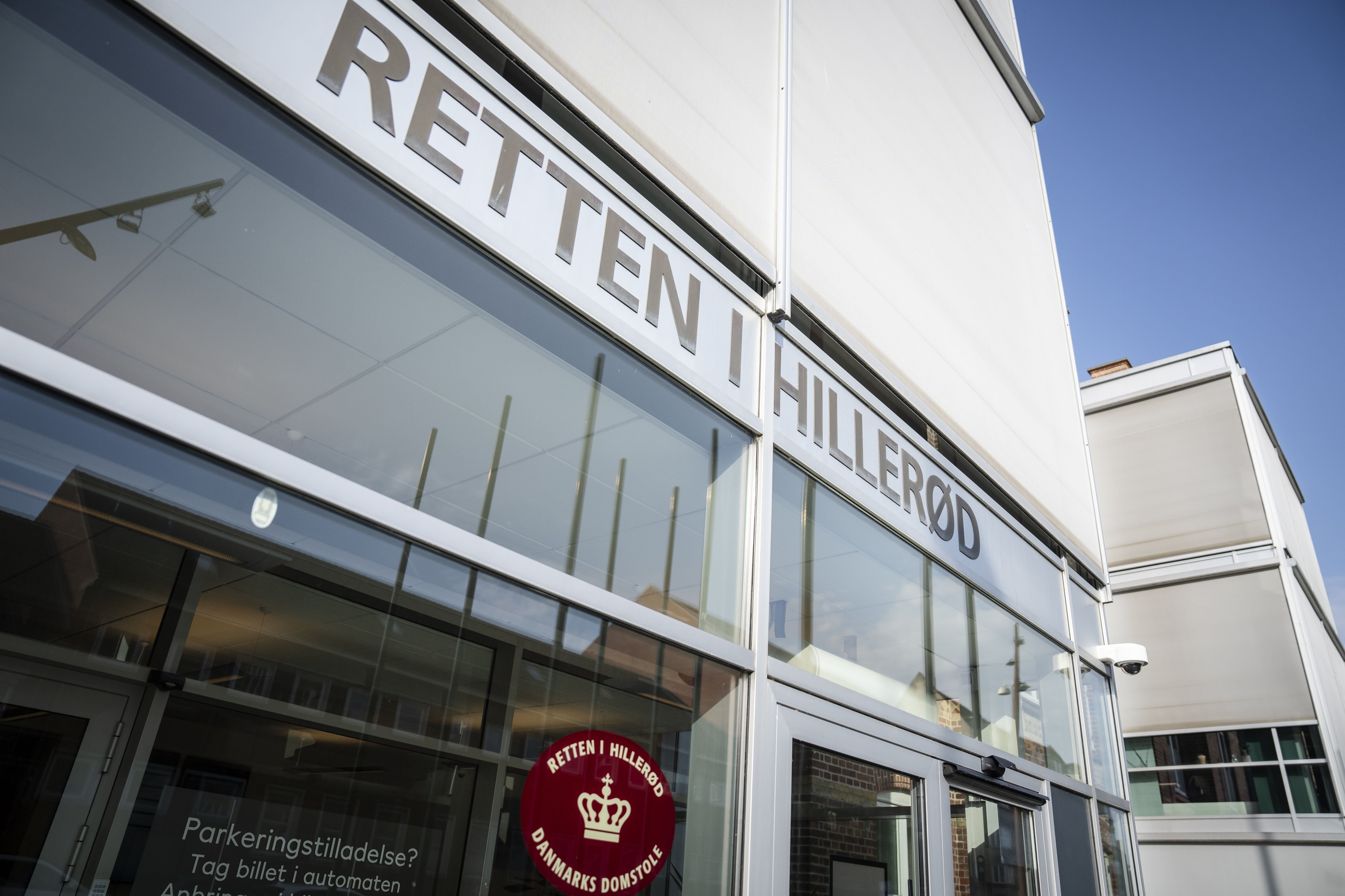 En tidligere højtstående embedsmand er tiltalt for blandt andet at have voldtaget sin kone - nu har hun vidnet i sagen.