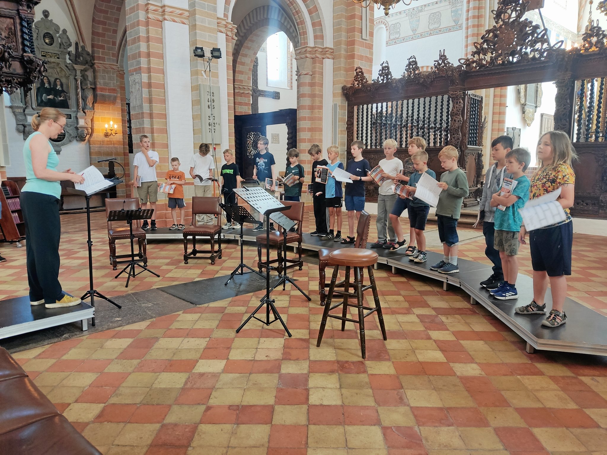 Der venter publikum til onsdagens koncert i Sorø Klosterkirke en stor oplevelse. Her et billede fra forberedelserne. Dirigent Merethe Lammert Køhl Hansen ses til venstre.