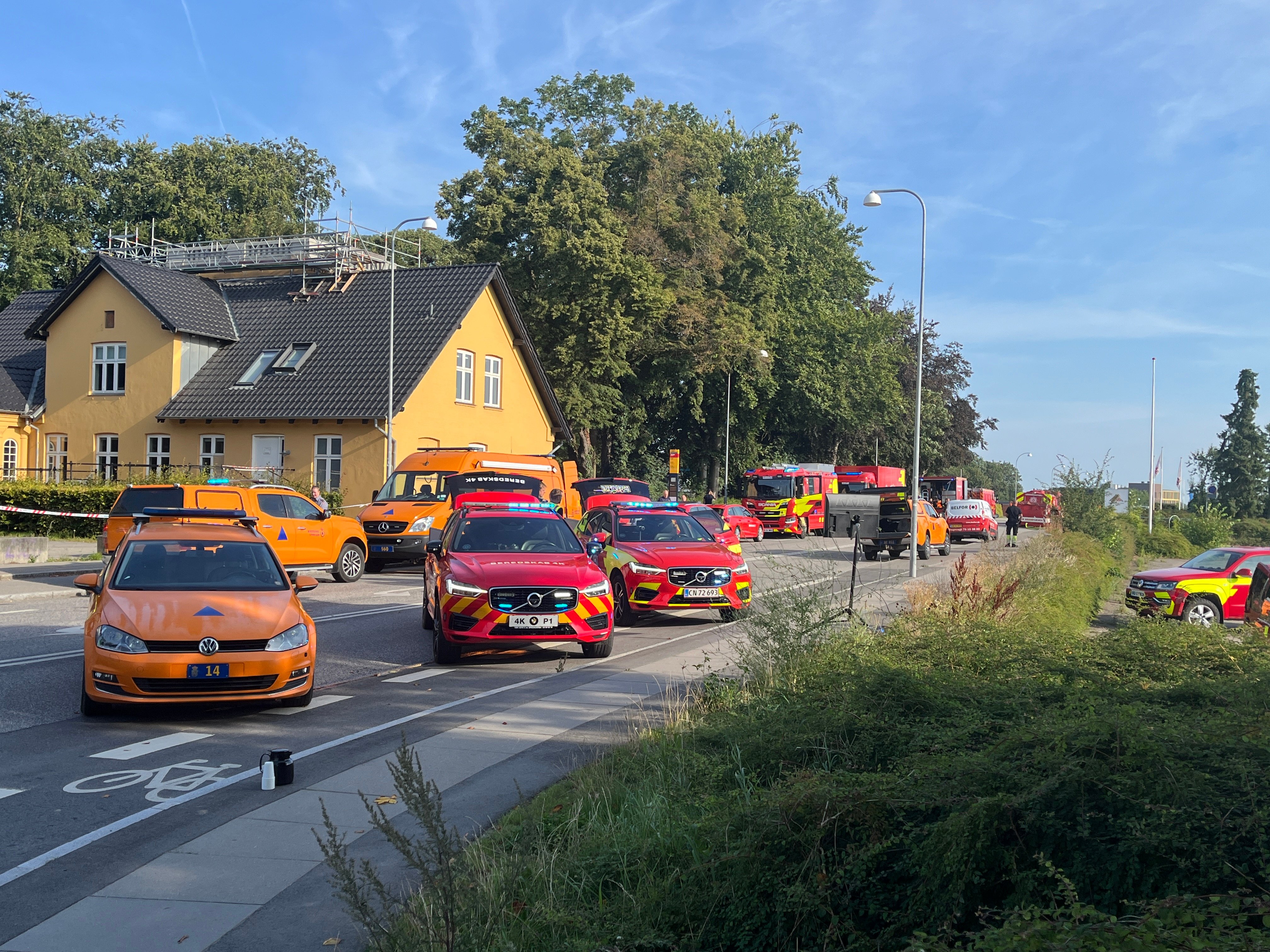 Der er fyldt med brand- og beredskabsfolk på Maglegårdsvej.