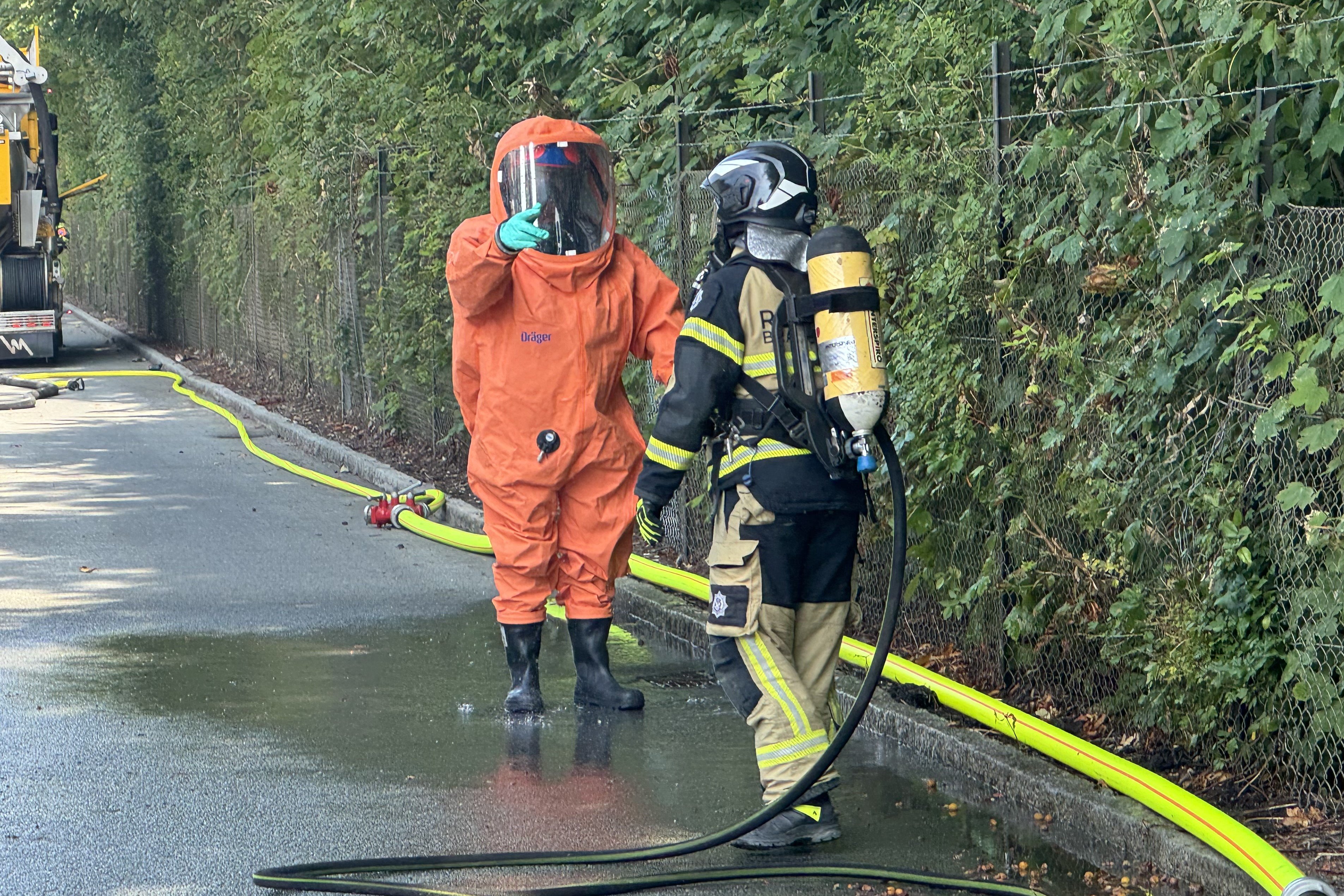 Der bliver arbejdet på at få opsamlet alle de kemiske stoffer der er flydt ud efter et uheld på Danæg her til morgen.
