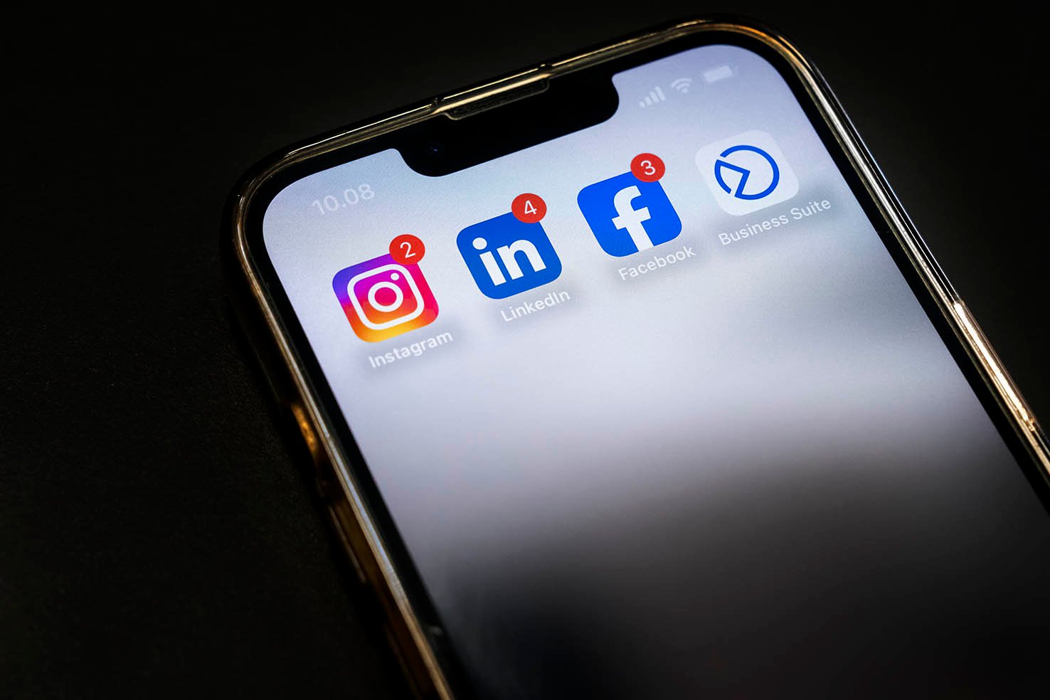 - Helt almindelige brugere – mennesker som dig og mig – har i årevis fodret systemerne med data. Vi har taget sociale medier til os, skriver Hanne Clemens.