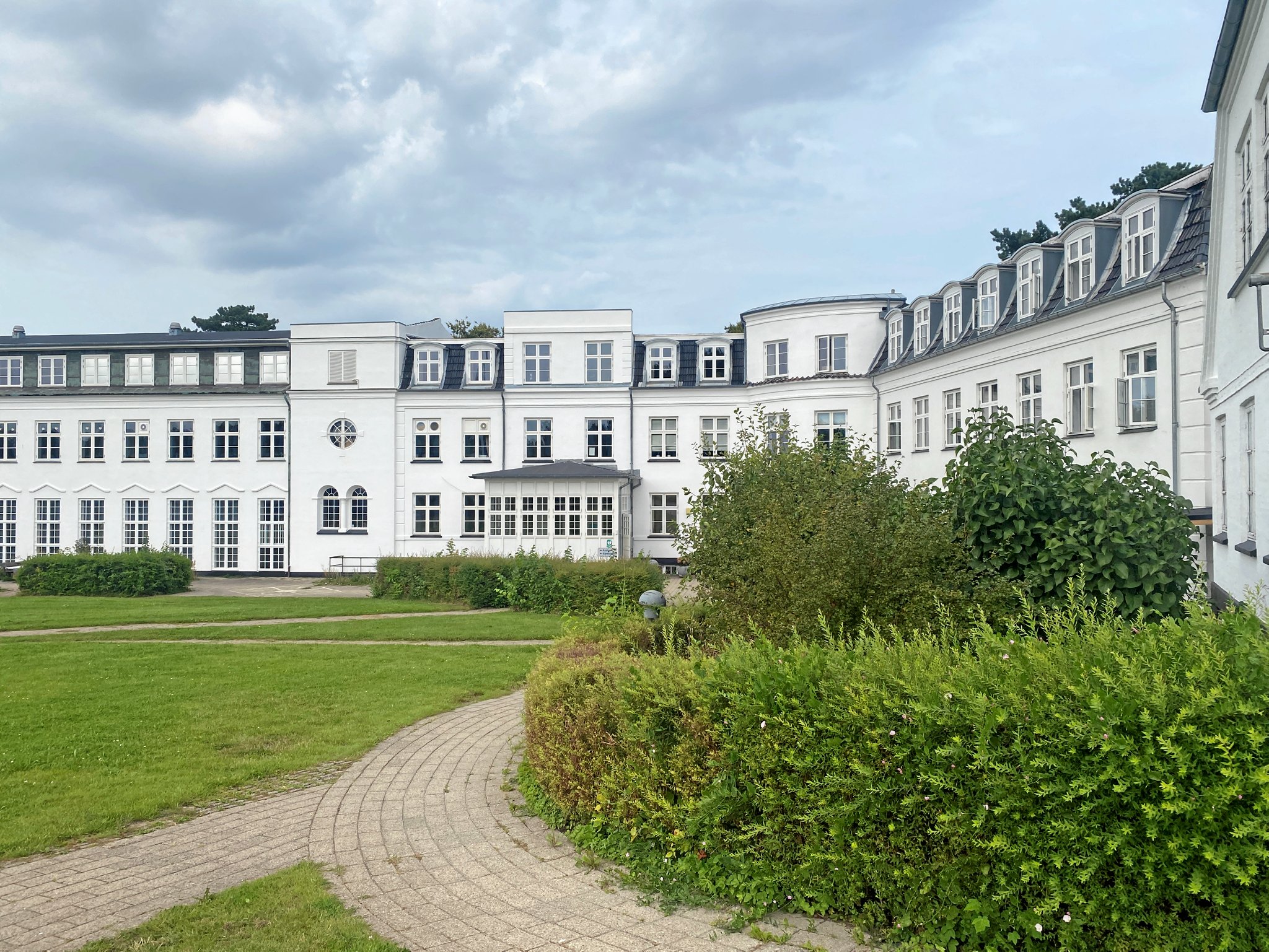 Stenhus Gymnasium har fået tilladelse til at drive kostskole, og det bliver i lejede lokaler hos Stenhus Kostskole, hvor de fleste af værelserne ligger i denne del af hovedbygningen.