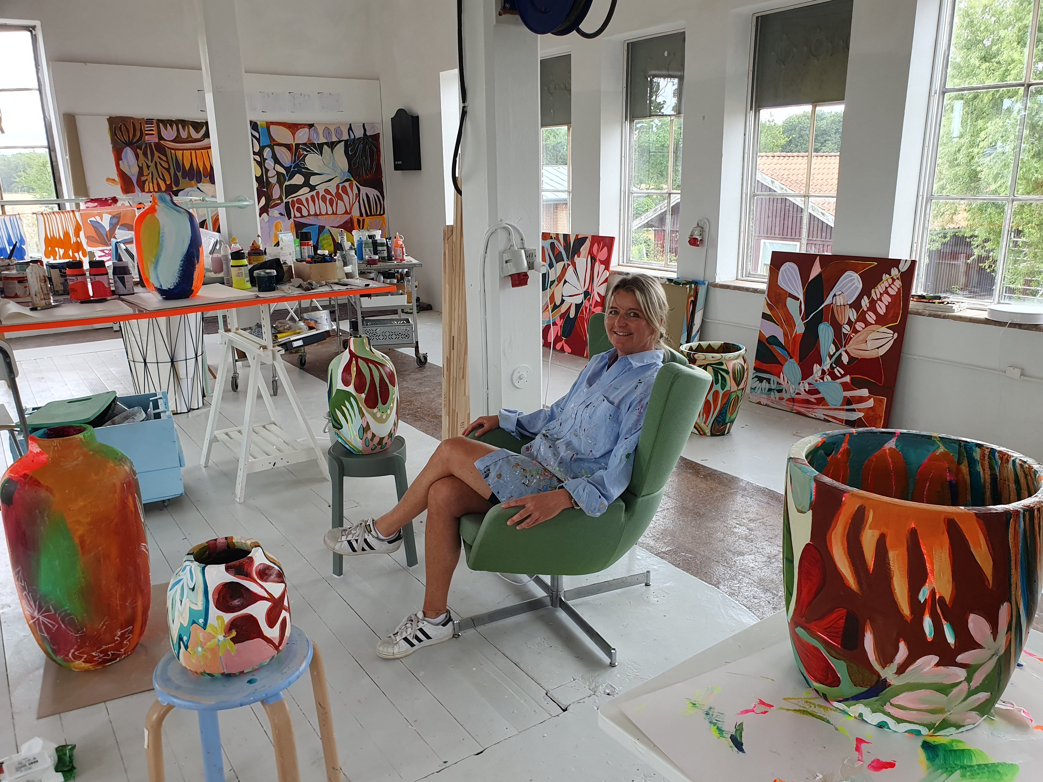 Mia Willaume glæder sig til at byde andre kunstnere og alle kunstinteresserede indenfor.