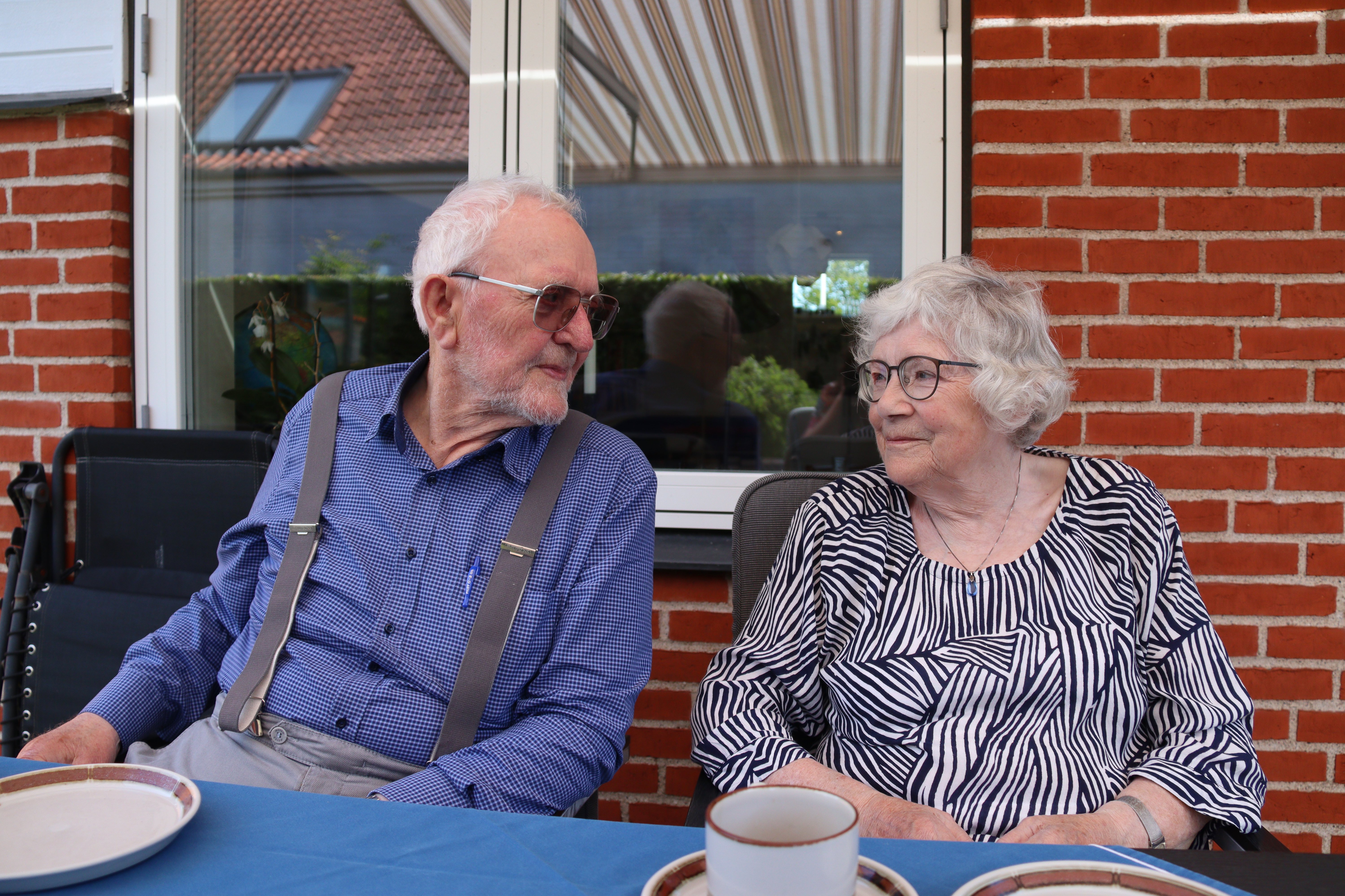 Kirsten og Erik Frandsen husker begge tydeligt hændelsen, hvor 11 unge mænd mistede livet for 80 år siden.