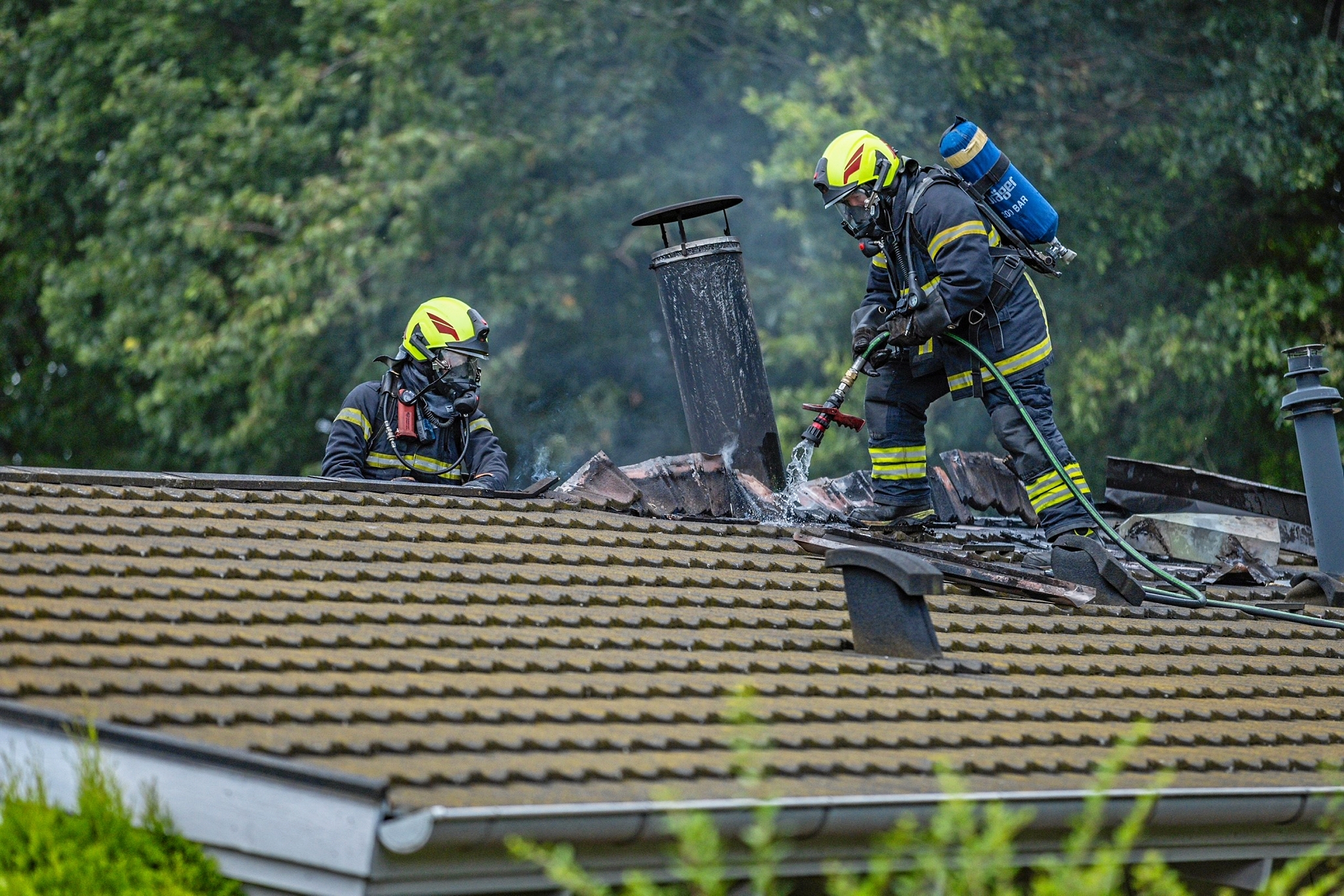 Brandmændene fik med en hurtig indsats ilden i skorsten og tag under kontrol og slukket på kort tid. - Presse-fotos.dk Brandmændene fik med en hurtig indsats ilden i skorsten og tag under kontrol og slukket på kort tid.