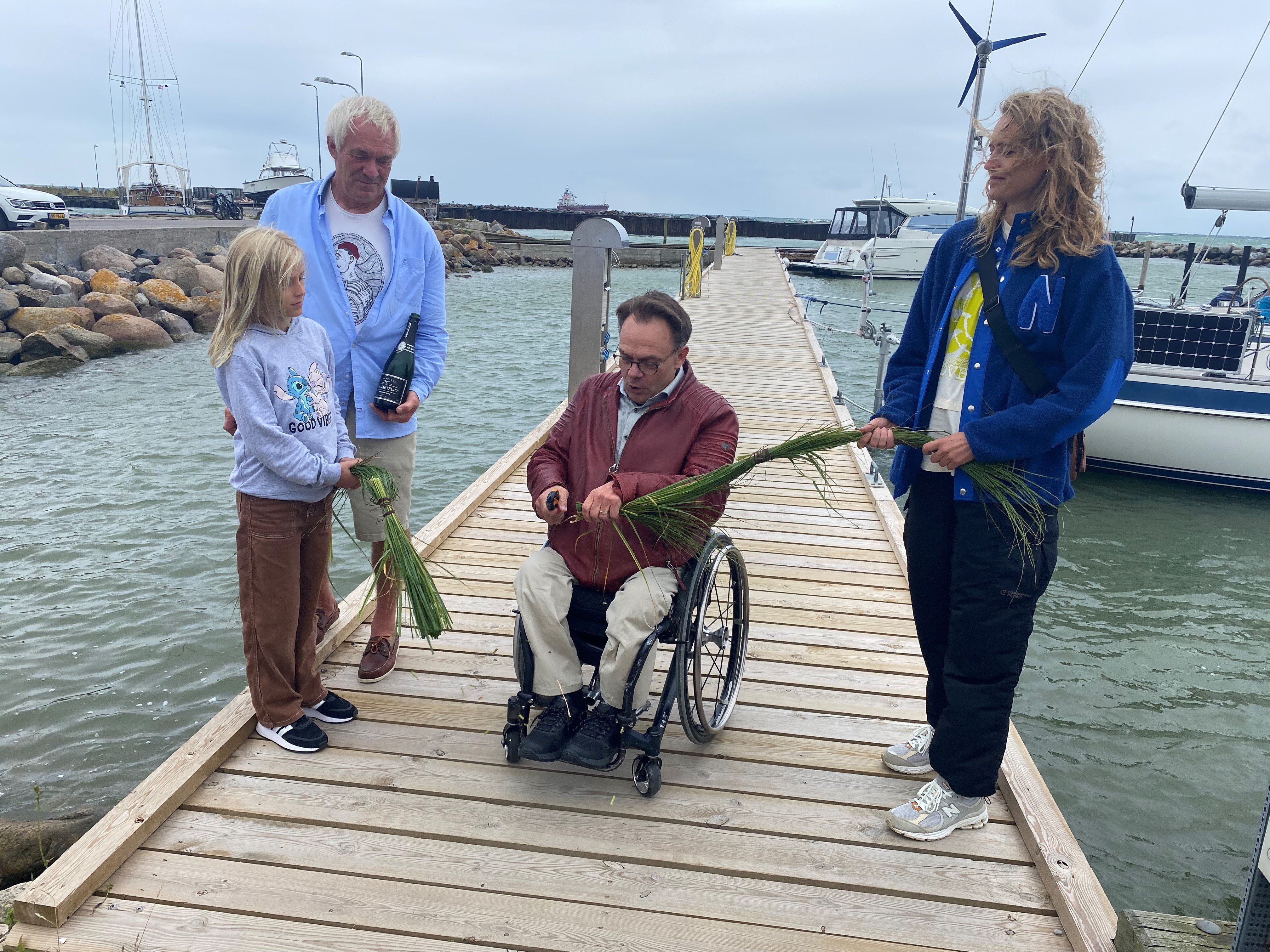 Den røde snor var skiftet ud med et "reb" af ålegræs, da Anders J. Andersen skulle indvie de nye fiskebørnehaver.