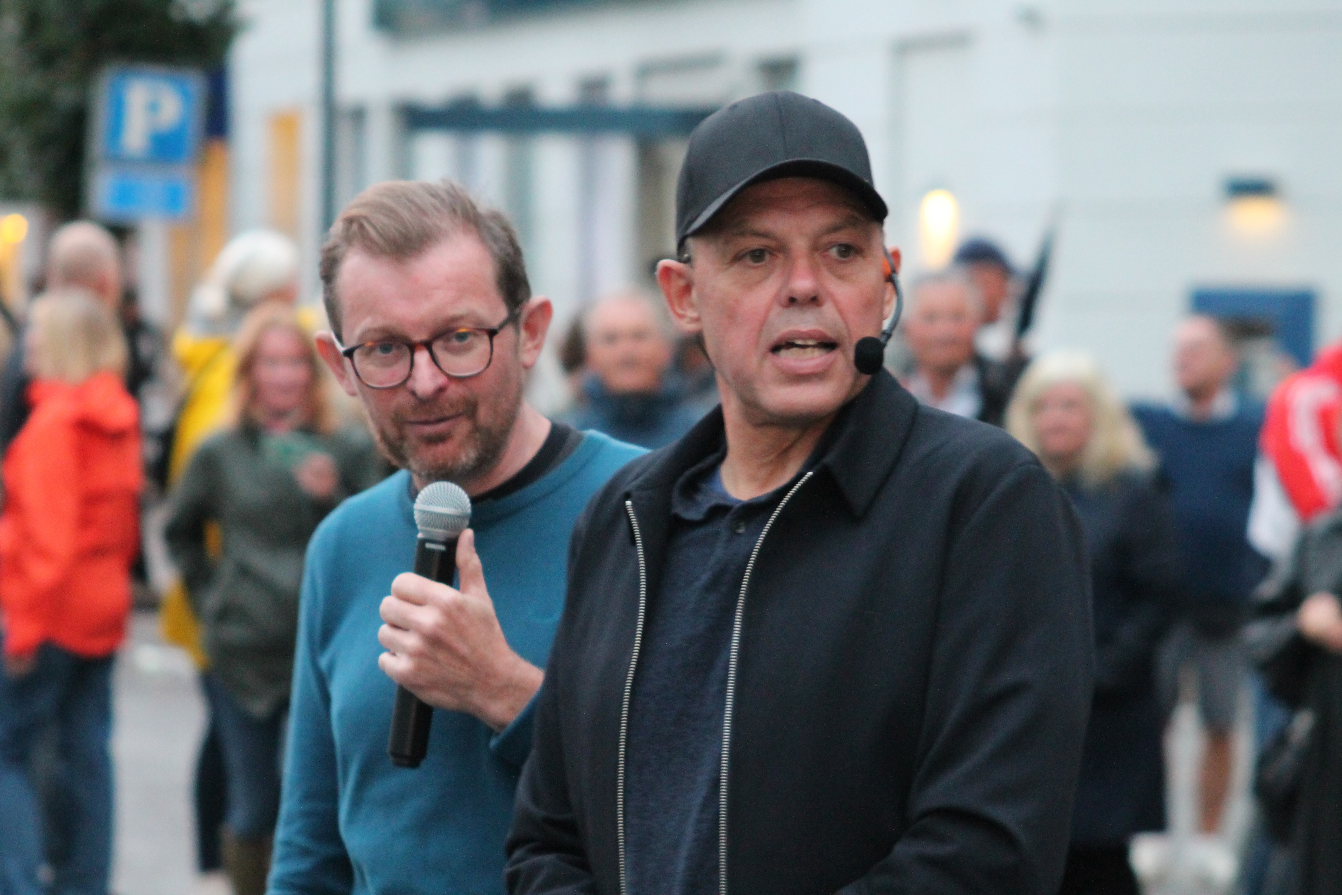Komikeren Sebastian Dorset og cykeleksperten Peter Piil guider traditionen tro publikum gennem strabadserne. - Ole Tradsborg Komikeren Sebastian Dorset og cykeleksperten Peter Piil guider traditionen tro publikum gennem strabadserne.