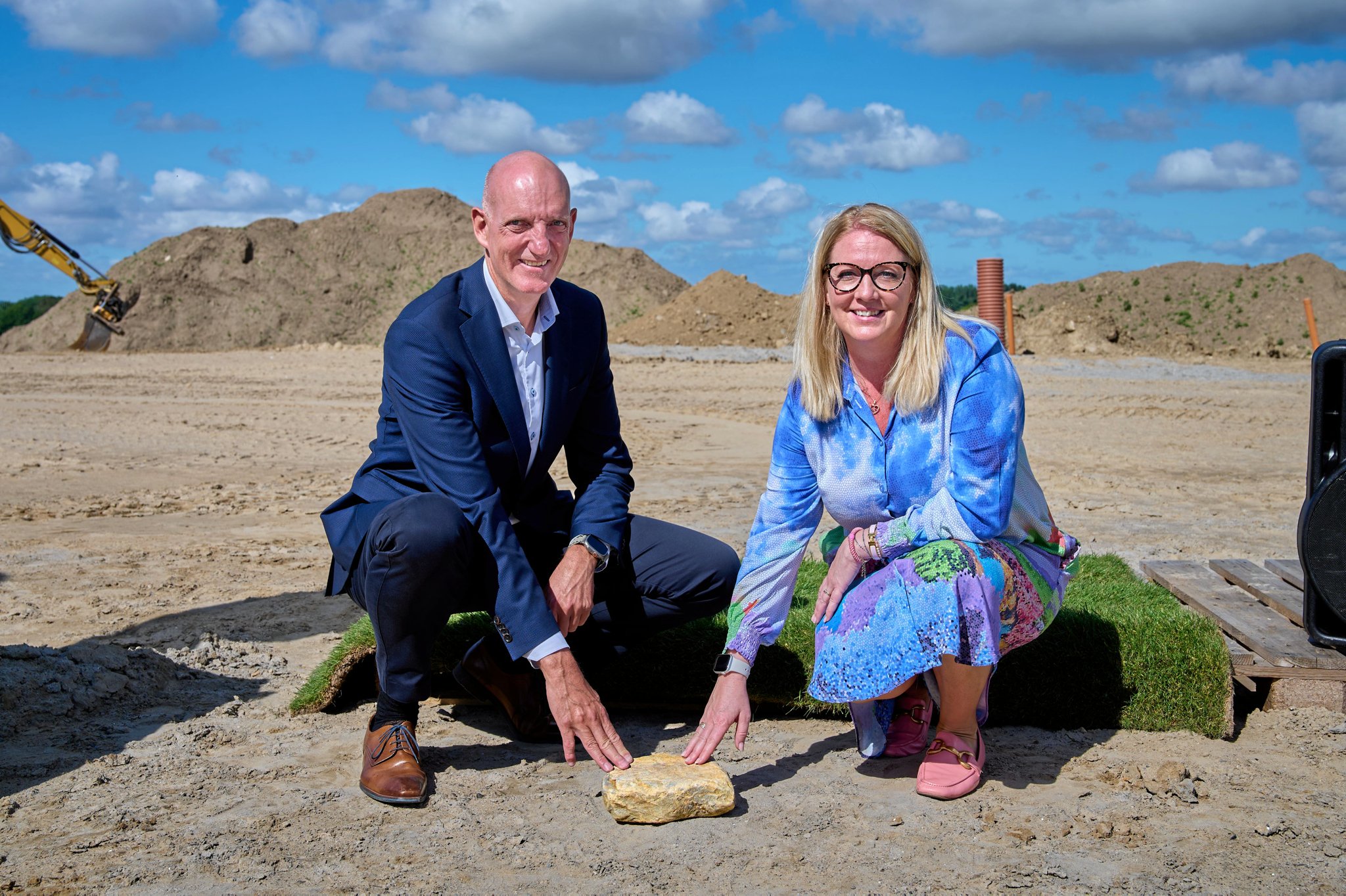 Group CEO i DLF, Søren Halbye, markerer her mandagens grundstensnedlæggelse i Smørum med Egedal-borgmester Vicky Holst Rasmussen.