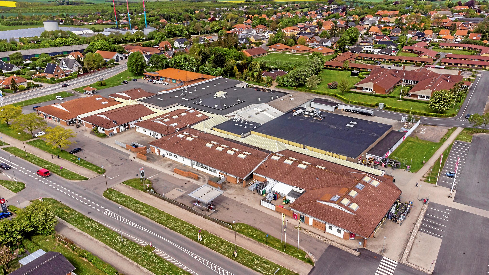 Høng Centret set fra luften. Det er den anden bygning forrest fra højre, der kommer til at huse Normal.
