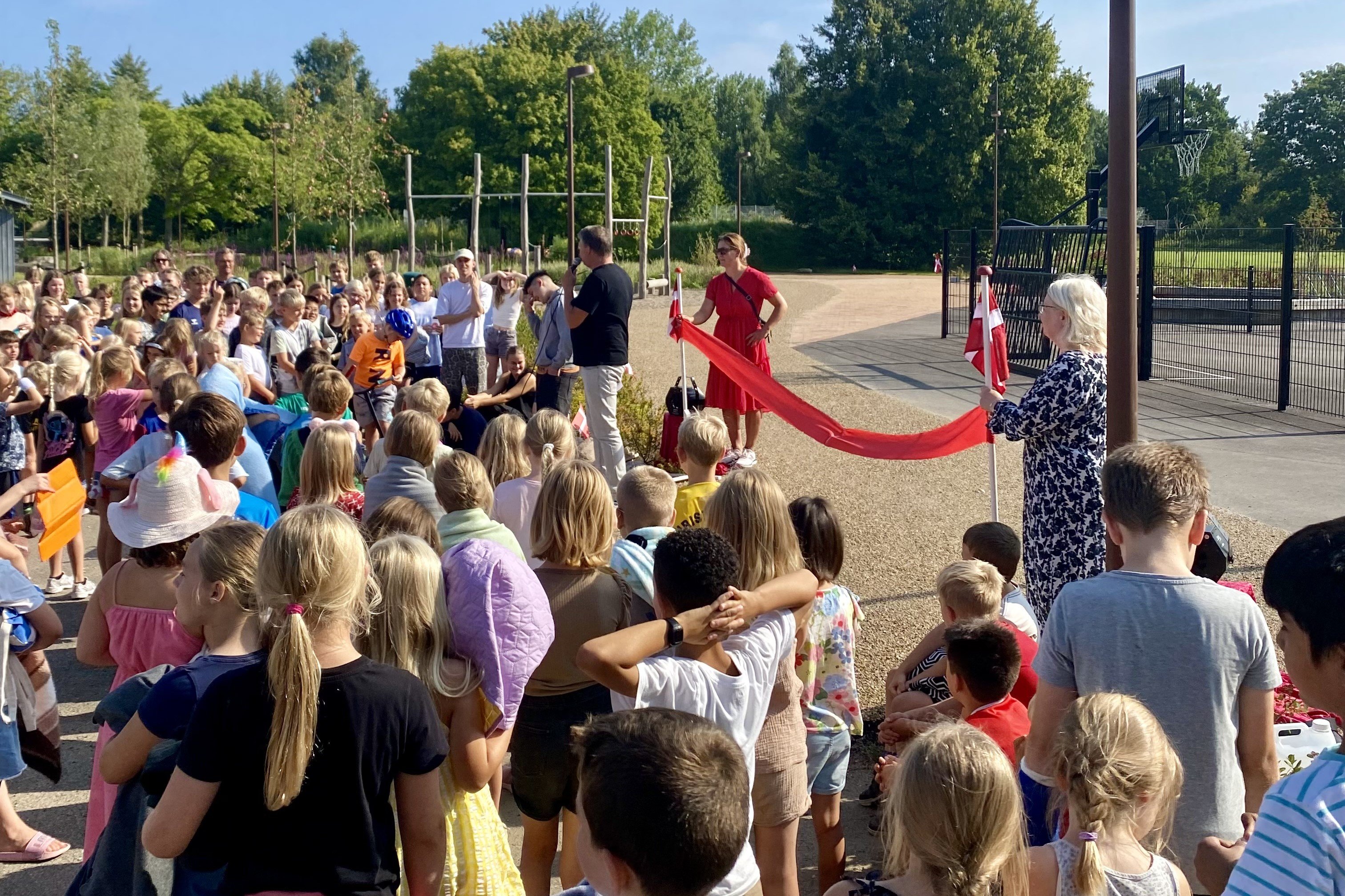 På Lynghøjskolen i Svogerslev kunne man slet ikke vente. Det blev allerede i dag klippet snor til det store nye udendørs areal, som er blevet lavet ved skolen.