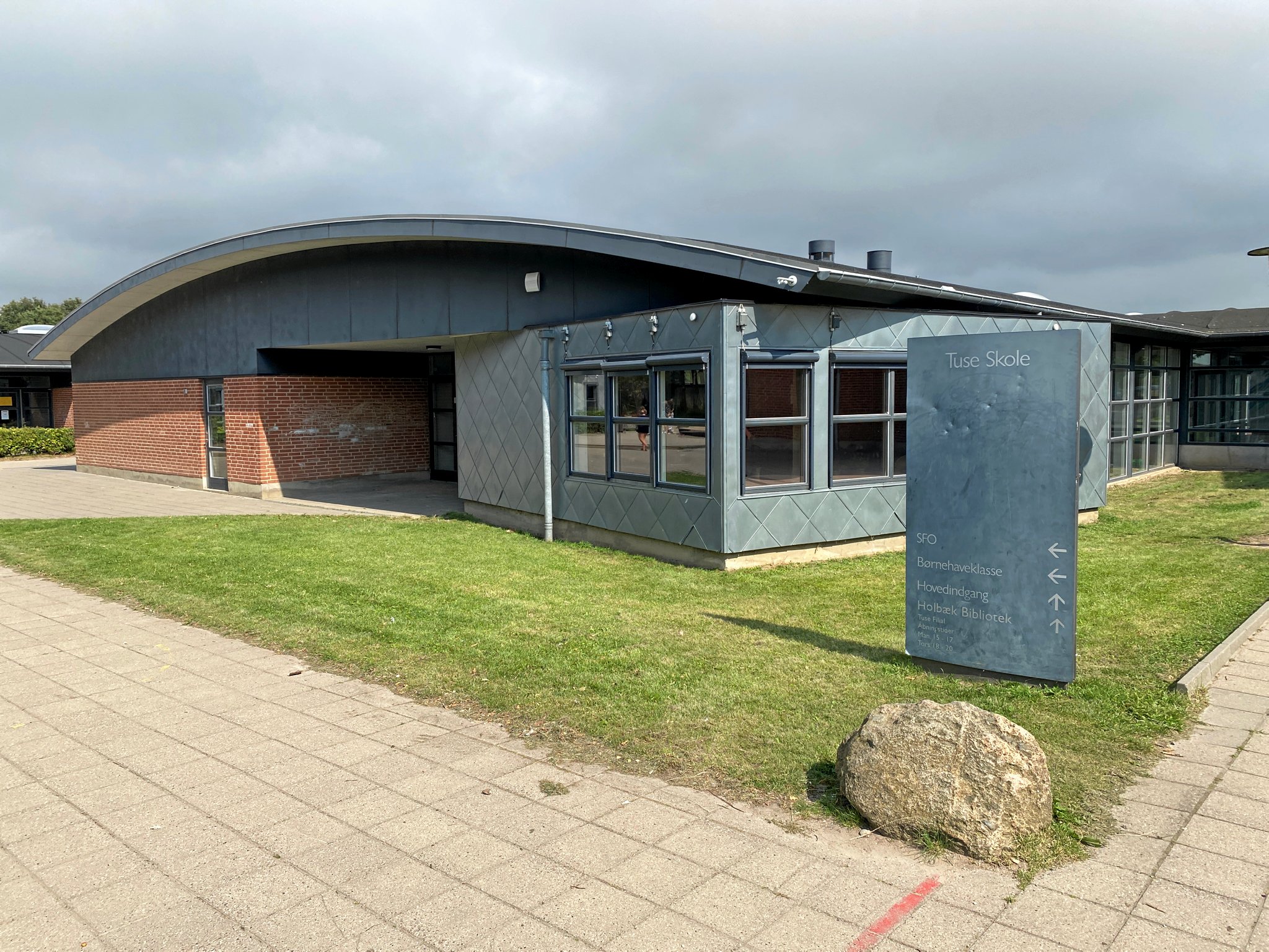 Hvis Tuse Skole skulle rumme de børn, som ikke mindst er en følge af det nye boligområde i Holbæk Vest, så viser prognosen, at skolen i skulle rumme lidt over 1000 børn. Det ville være for mange, og derfor peger pilen på, at der bygges en ny skole i Holbæk Vest.