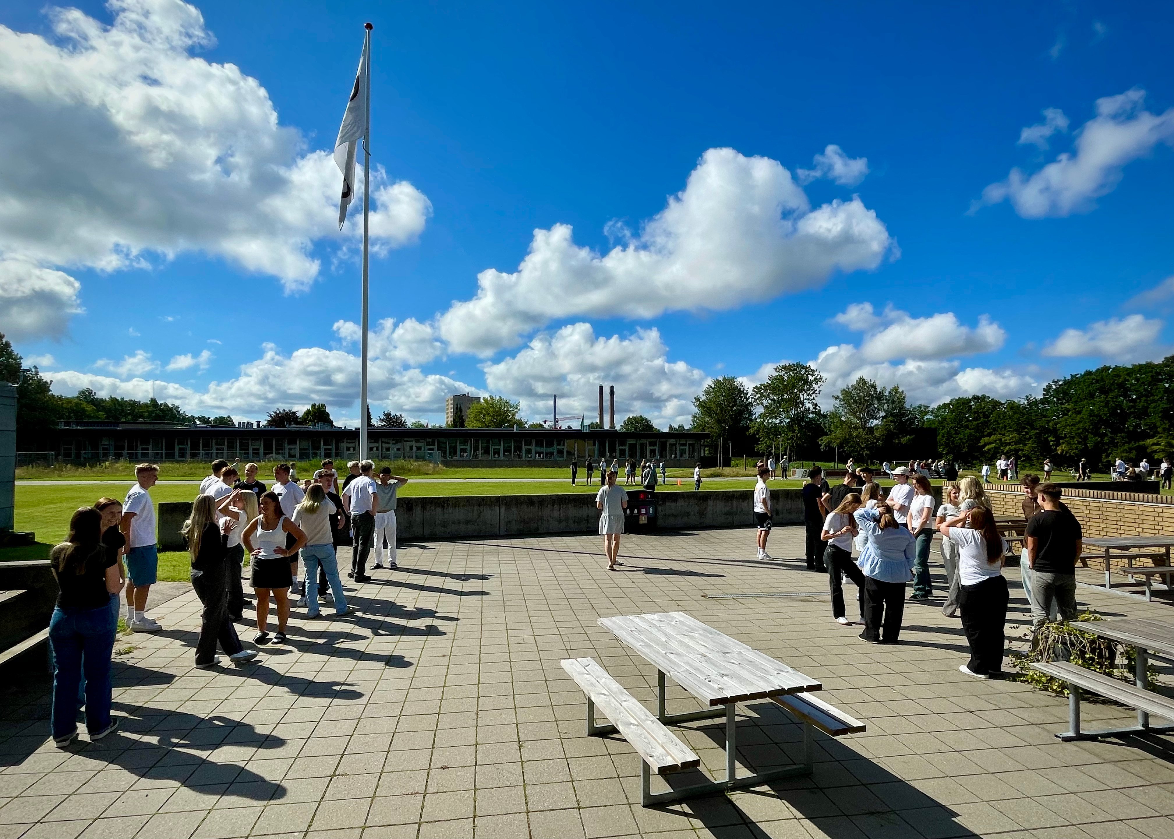 Første skoledag på Campus Frederikssund. Det er her, lokale kræfter ønsker at samle uddannelserne under en fælles ledelse. Det mener de skal til, for at sikre overlevelse og identitet i området.