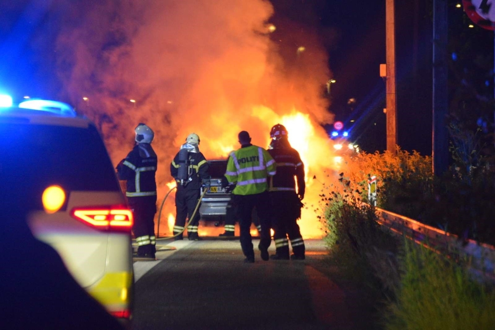 Brændende bil på Hillerødmotorvejen - presse-fotos.dk Brændende bil på Hillerødmotorvejen