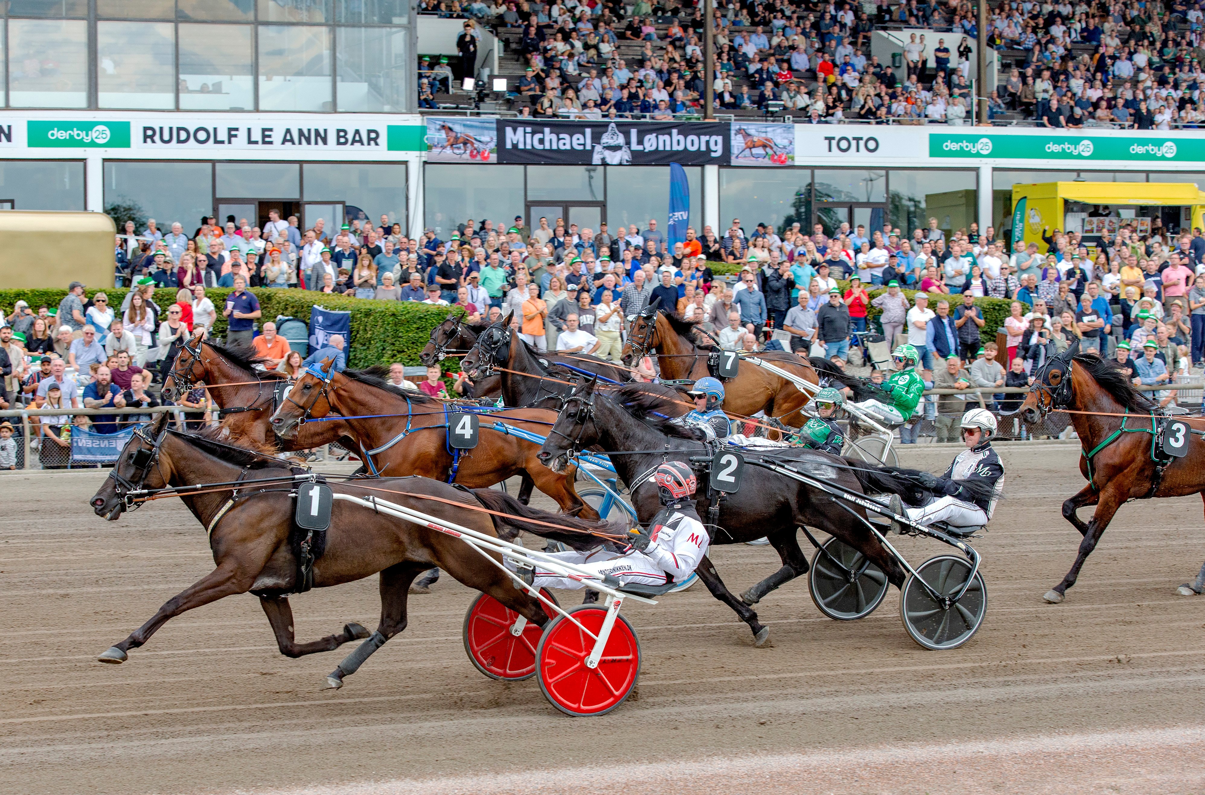 EDDIE THE EAGLE med Michael Lønborg var 6. løbs vinder på Charlottenlund Travbane ved sidste års travderby.