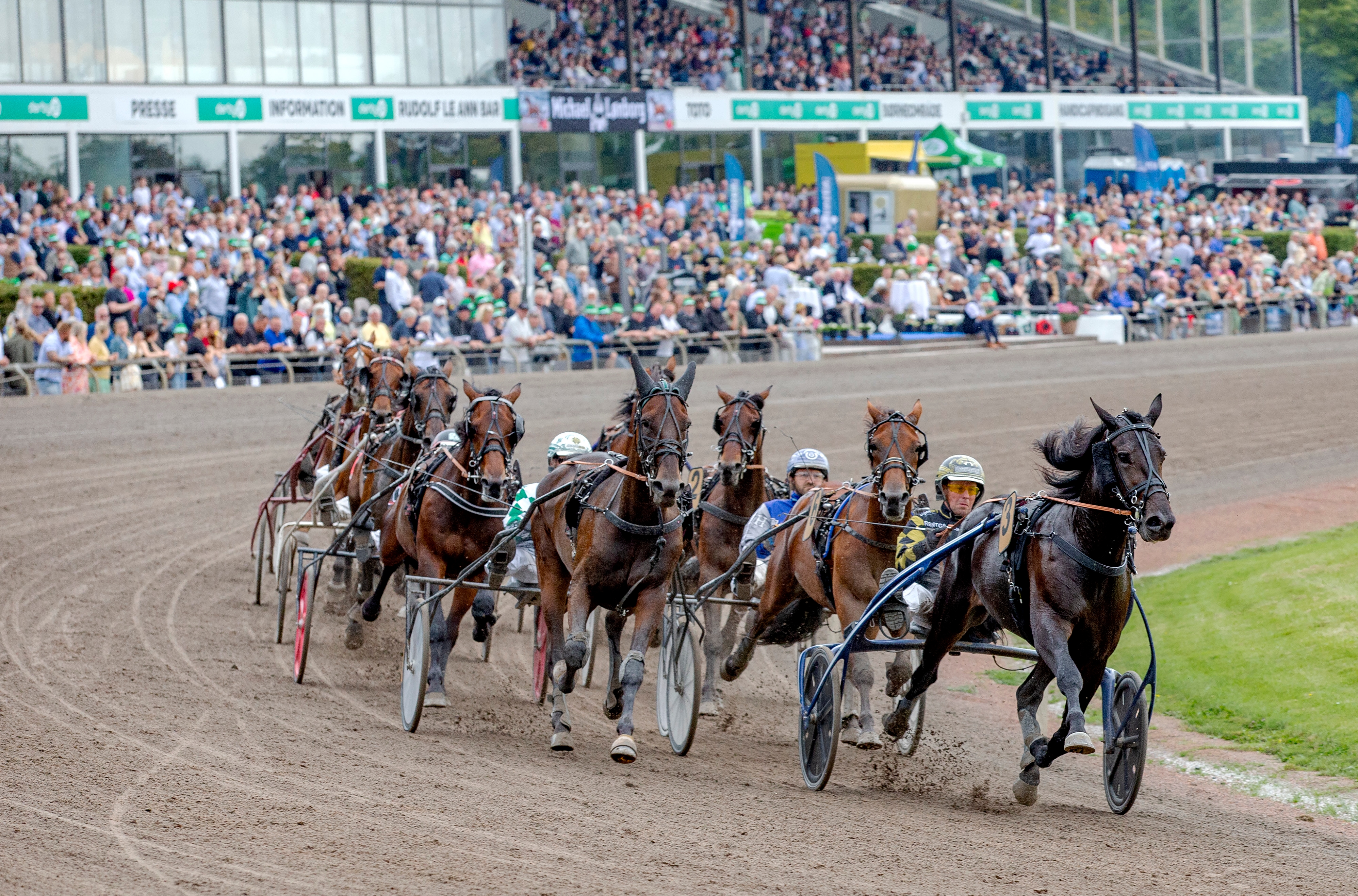 HOUDINI SHADOW med Birger Jørgensen var 7. løbs vinder ved sidste års travderby på Charlottenlund Travbane. - Burt Seeger HOUDINI SHADOW med Birger Jørgensen var 7. løbs vinder ved sidste års travderby på Charlottenlund Travbane.