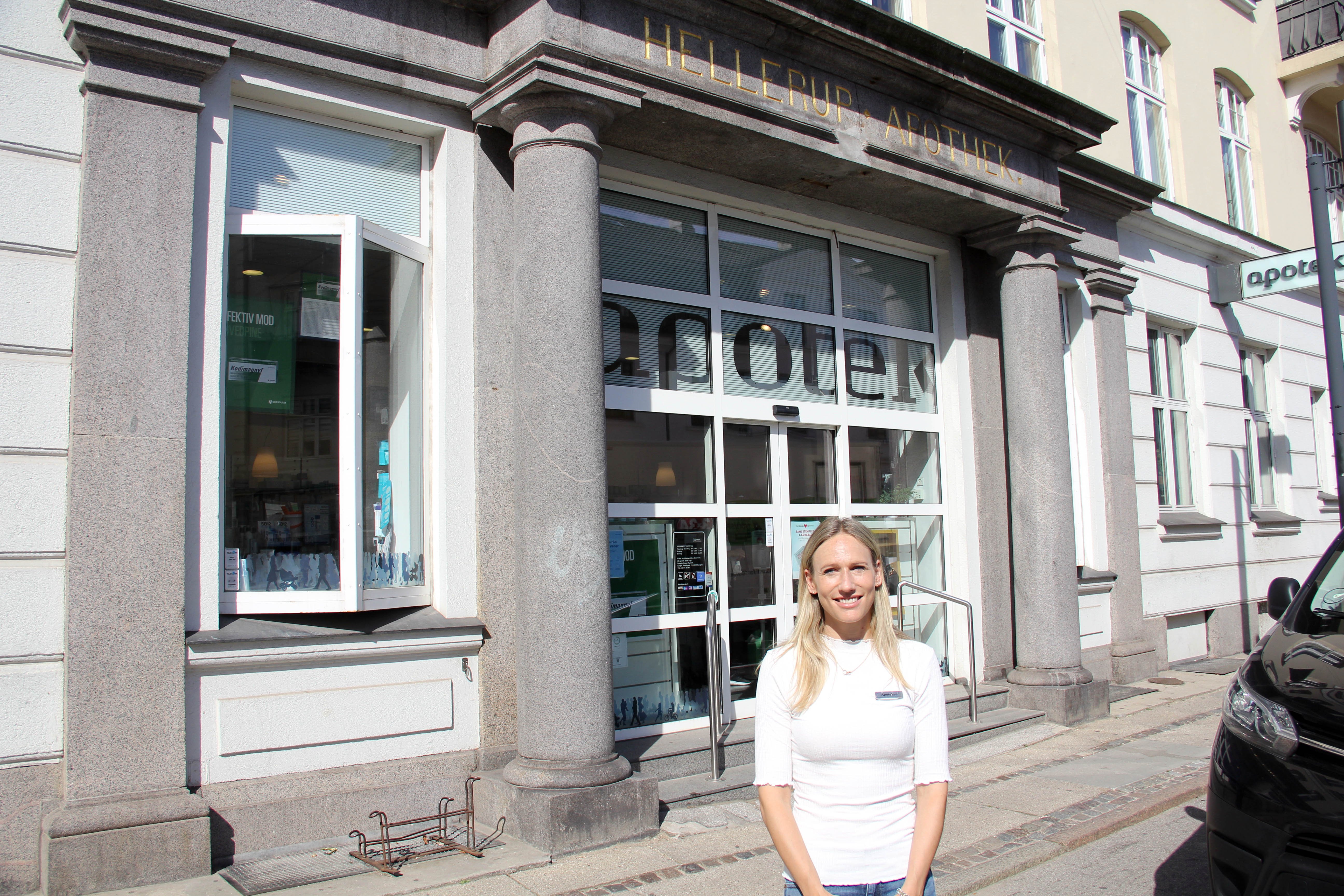Apoteker Mia Thorne Hald foran Hellerup Apotek, som hun overtog 1. april 2023, og som hun nu flytter 60-70 meter længere ind mod hovedstaden.