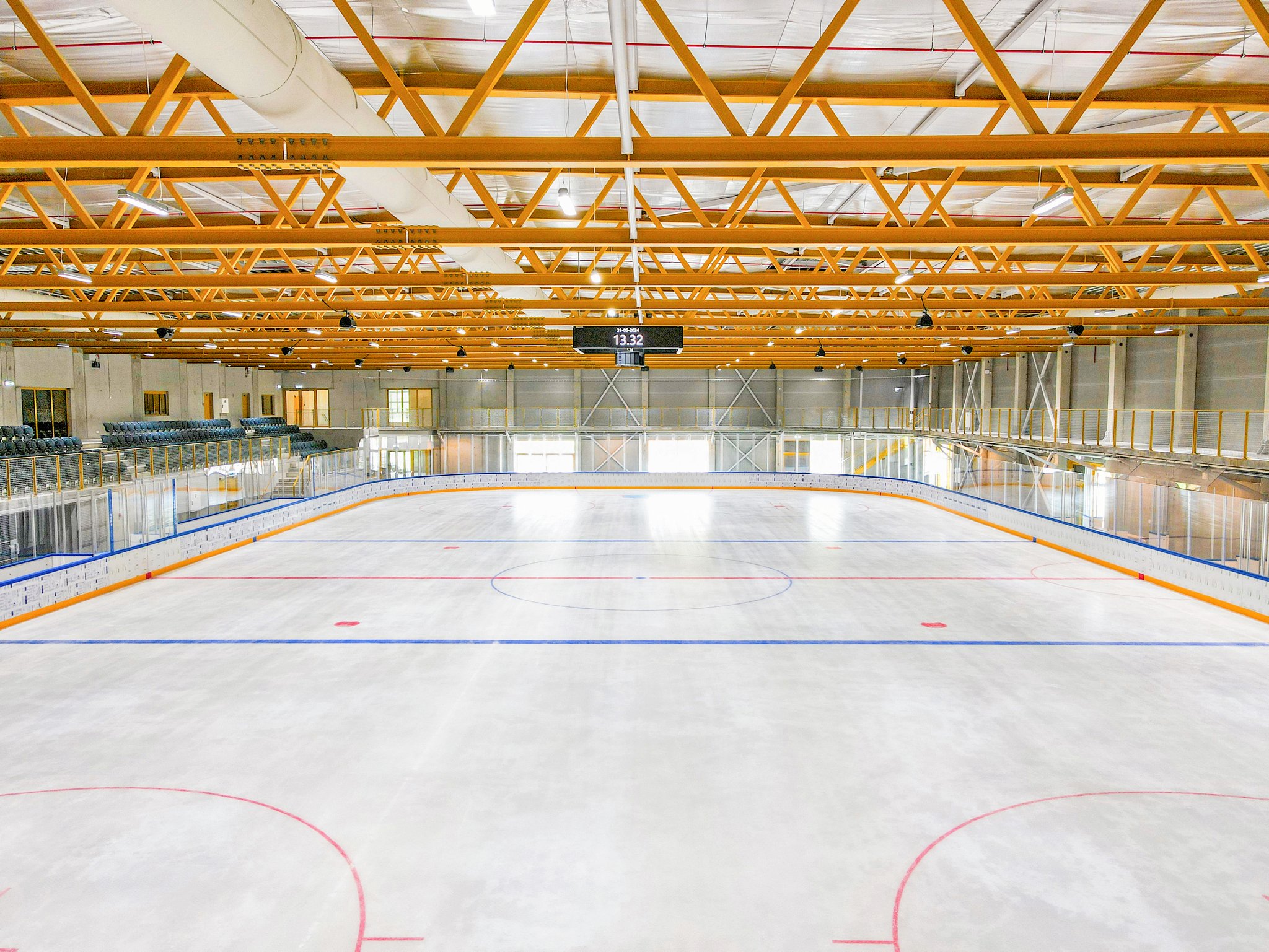 Den nye skøjtehal har en isbane på 30x60 meter.